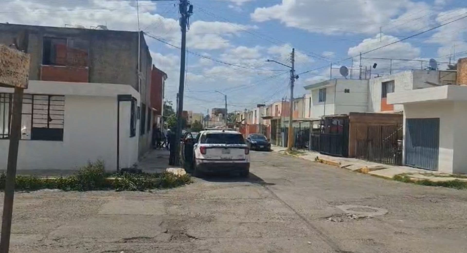 Vecinos solicitaron la presencia de paramédicos y de la policía.