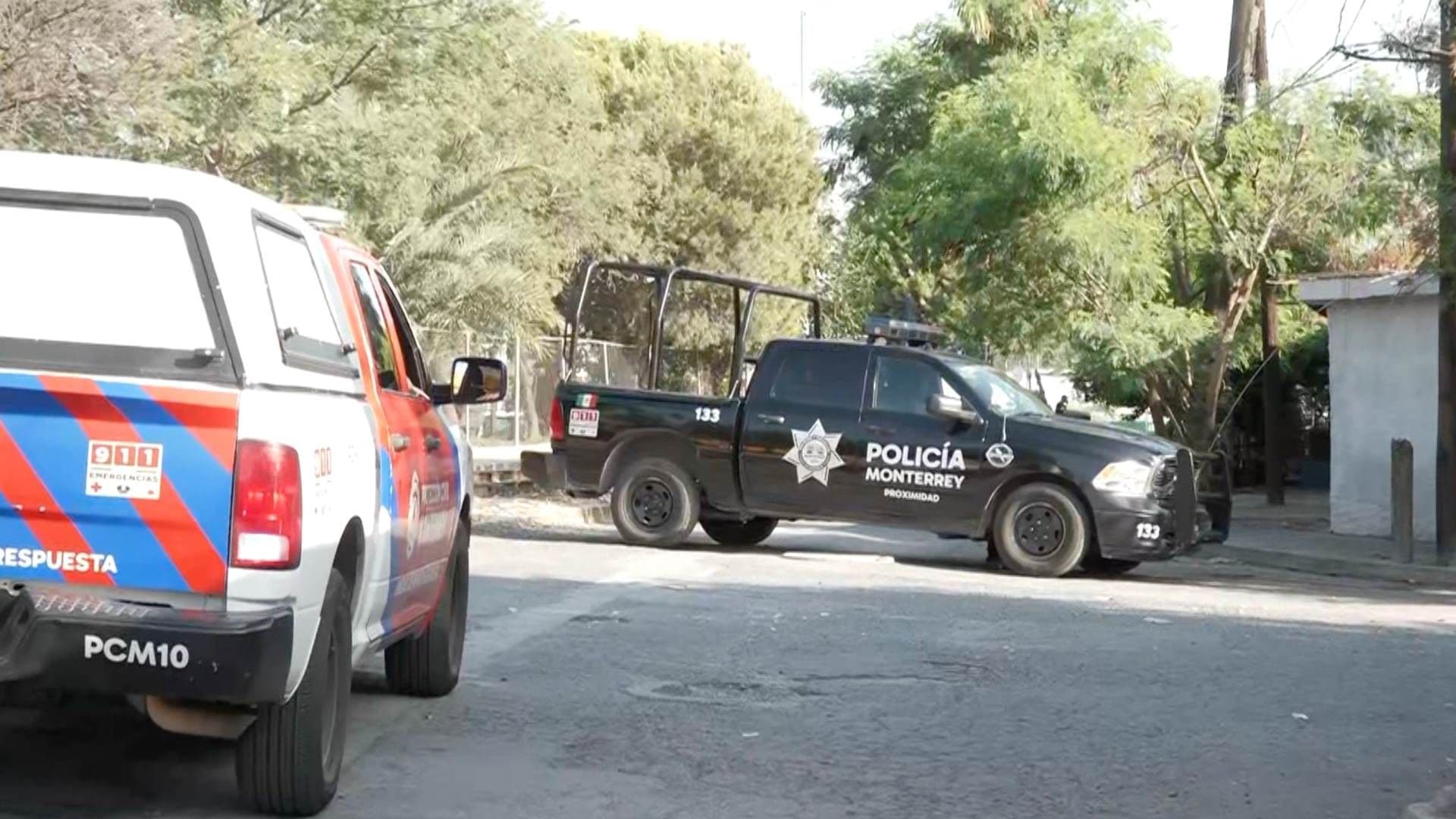 Policía de Monterrey investiga muerte de hombre en plaza pública