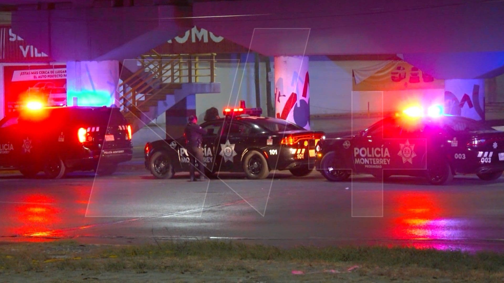 Policía de Monterrey acordona zona por hallazgo de cuerpo en Río Santa Catarina