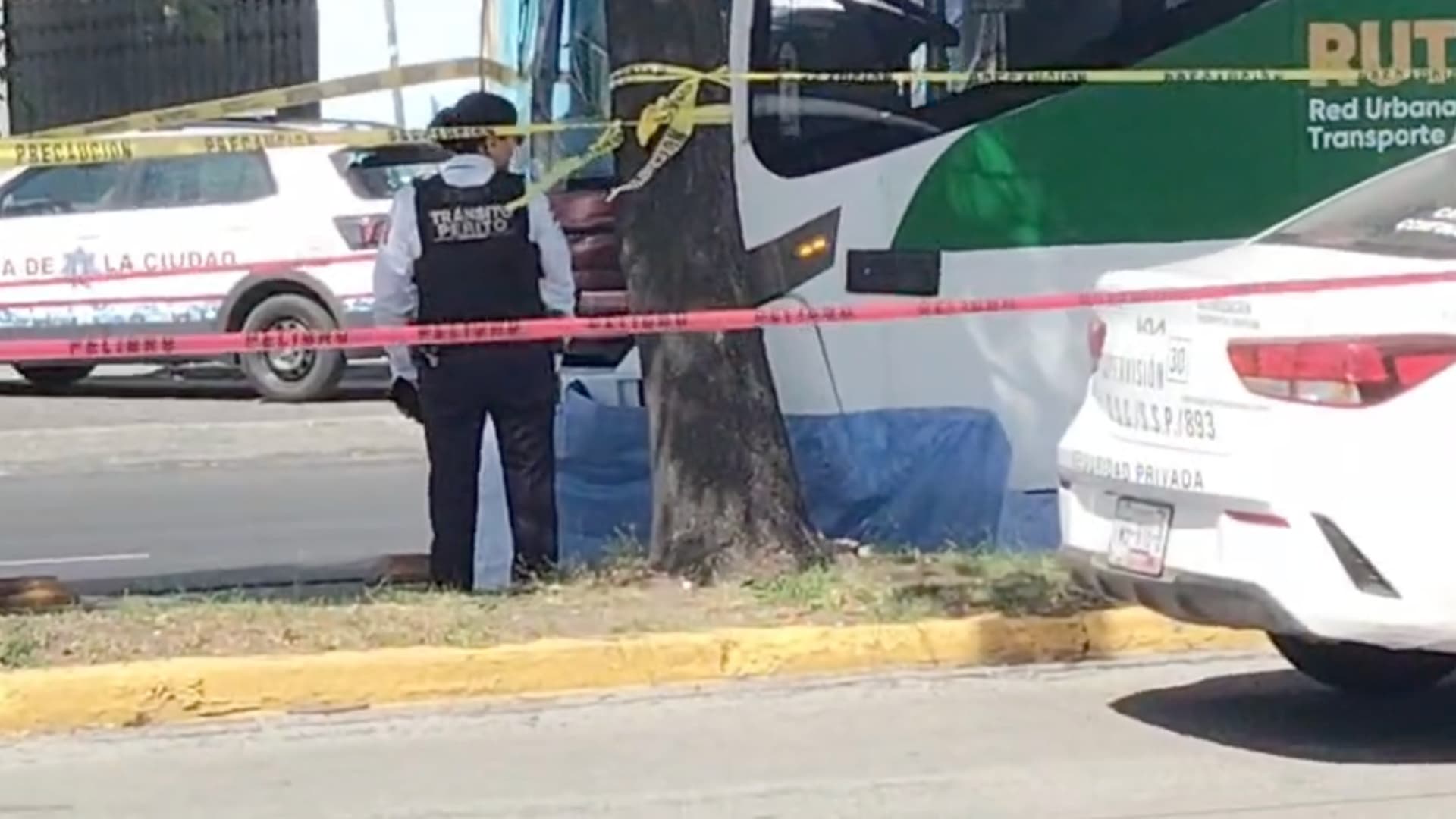 Acordonan área en donde falleció una persona atropellada en Puebla.