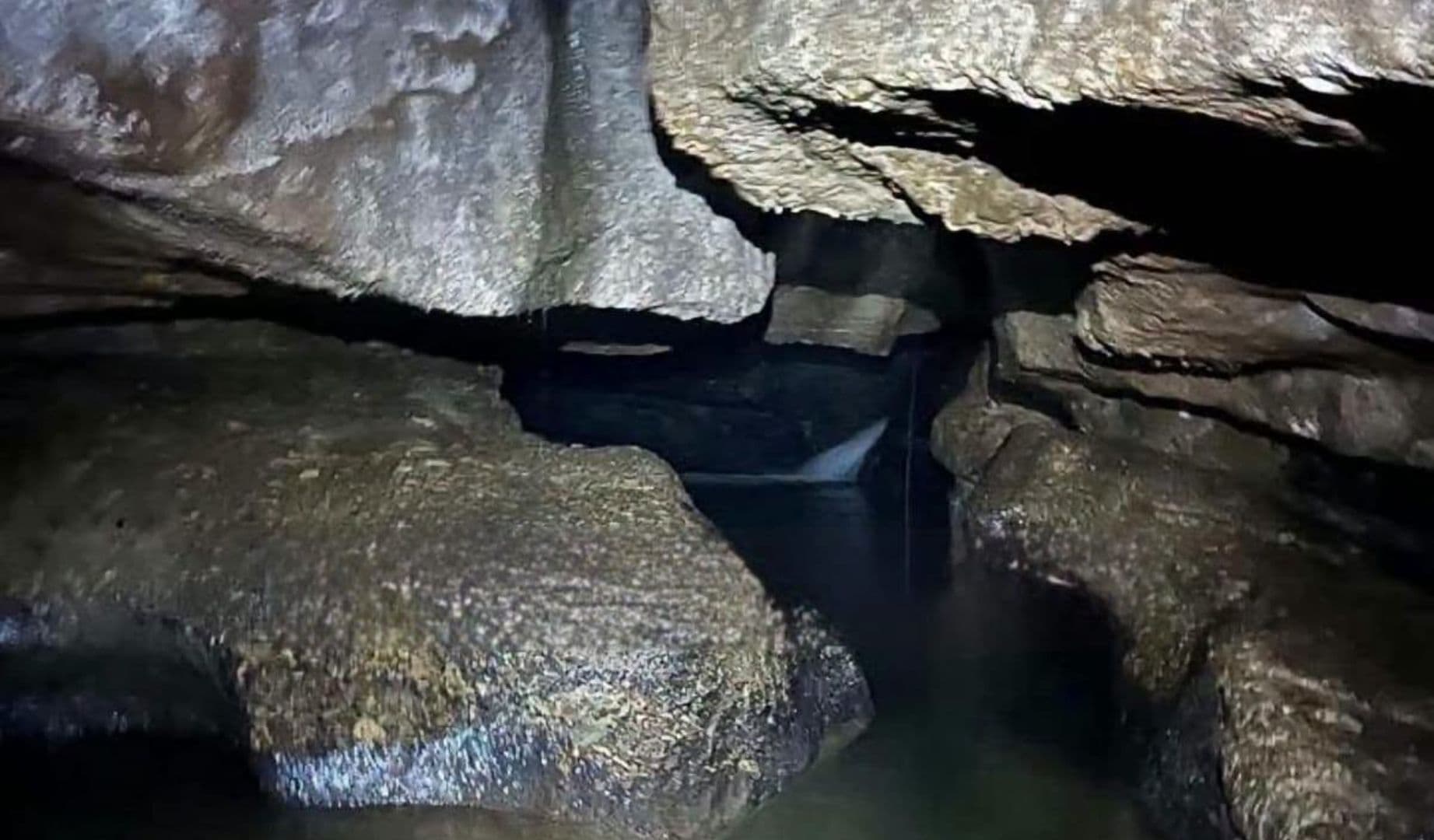 Tres personas siguen desaparecidas luego de haber entrado a la cueva.