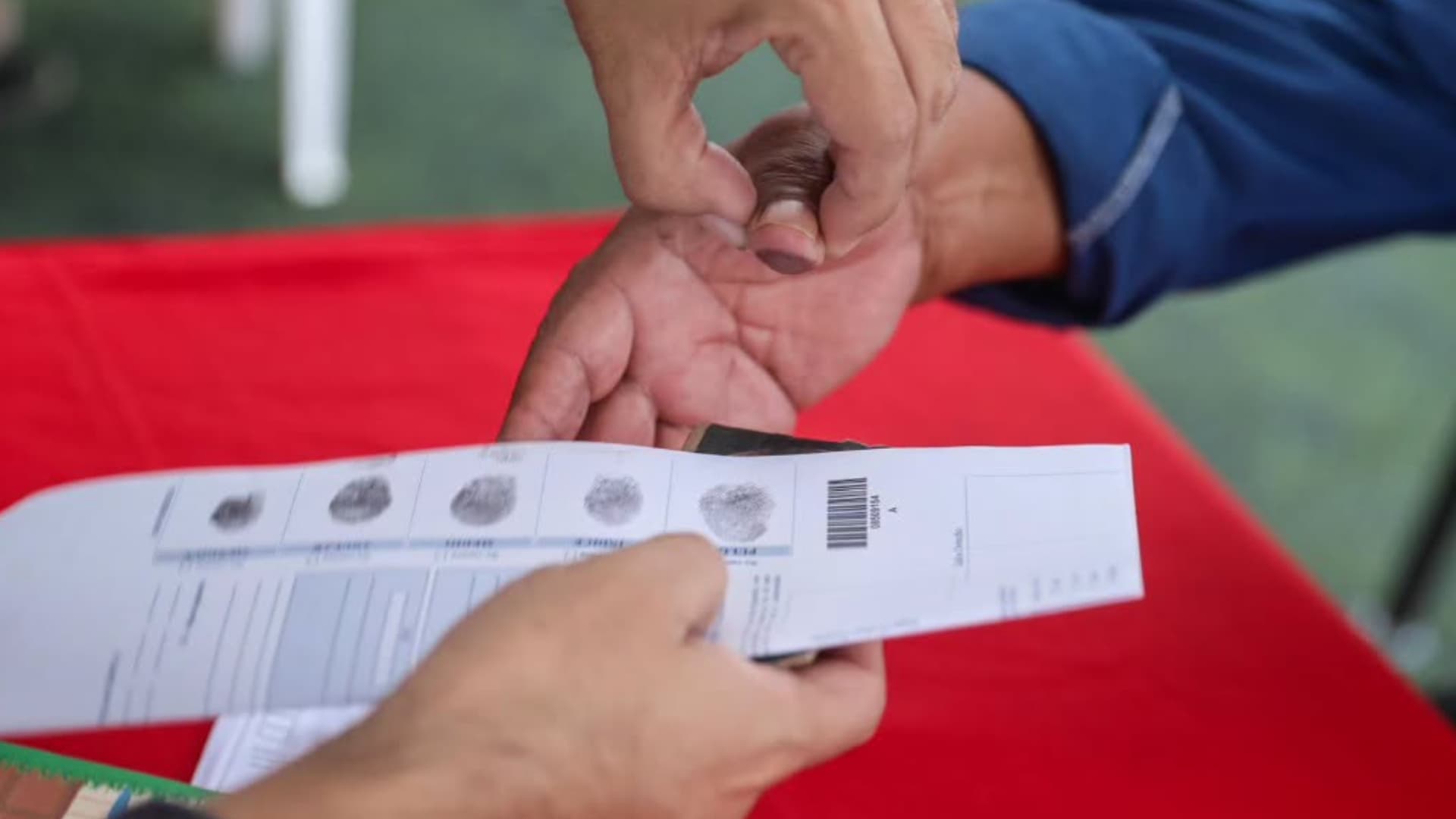 Una persona se registra antes las autoridades peruanas