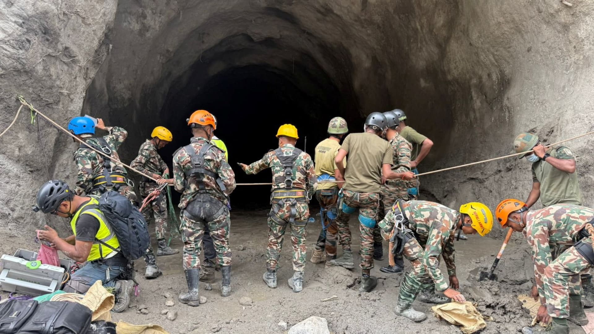 Militares y rescatistas siguen buscando a trabajadores que habrían quedado atrapados en túneles de proyectos hidroeléctricos