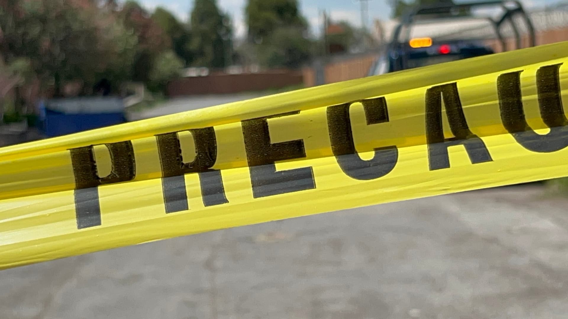 Los agentes acordonaron el área para preservar la escena.