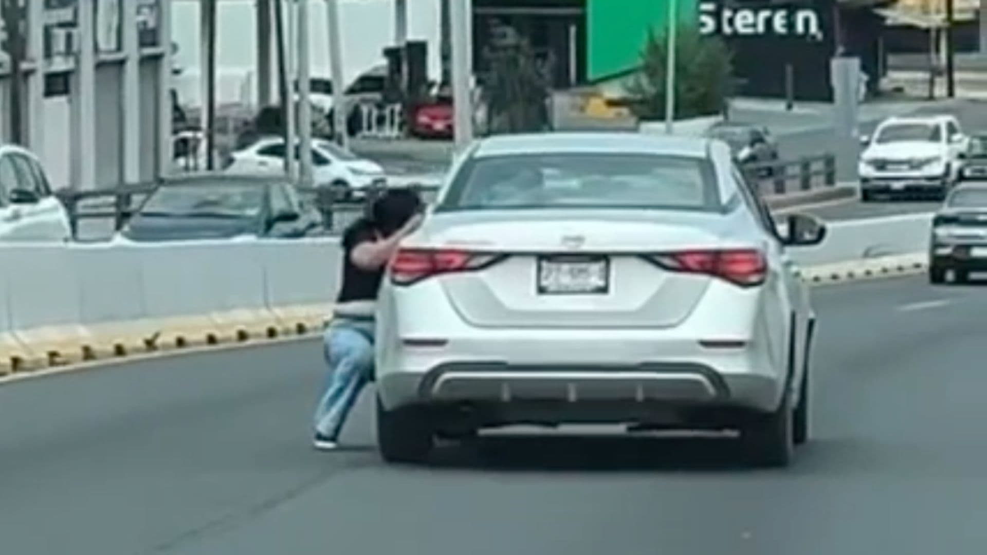 Mujer es arrastrada por auto