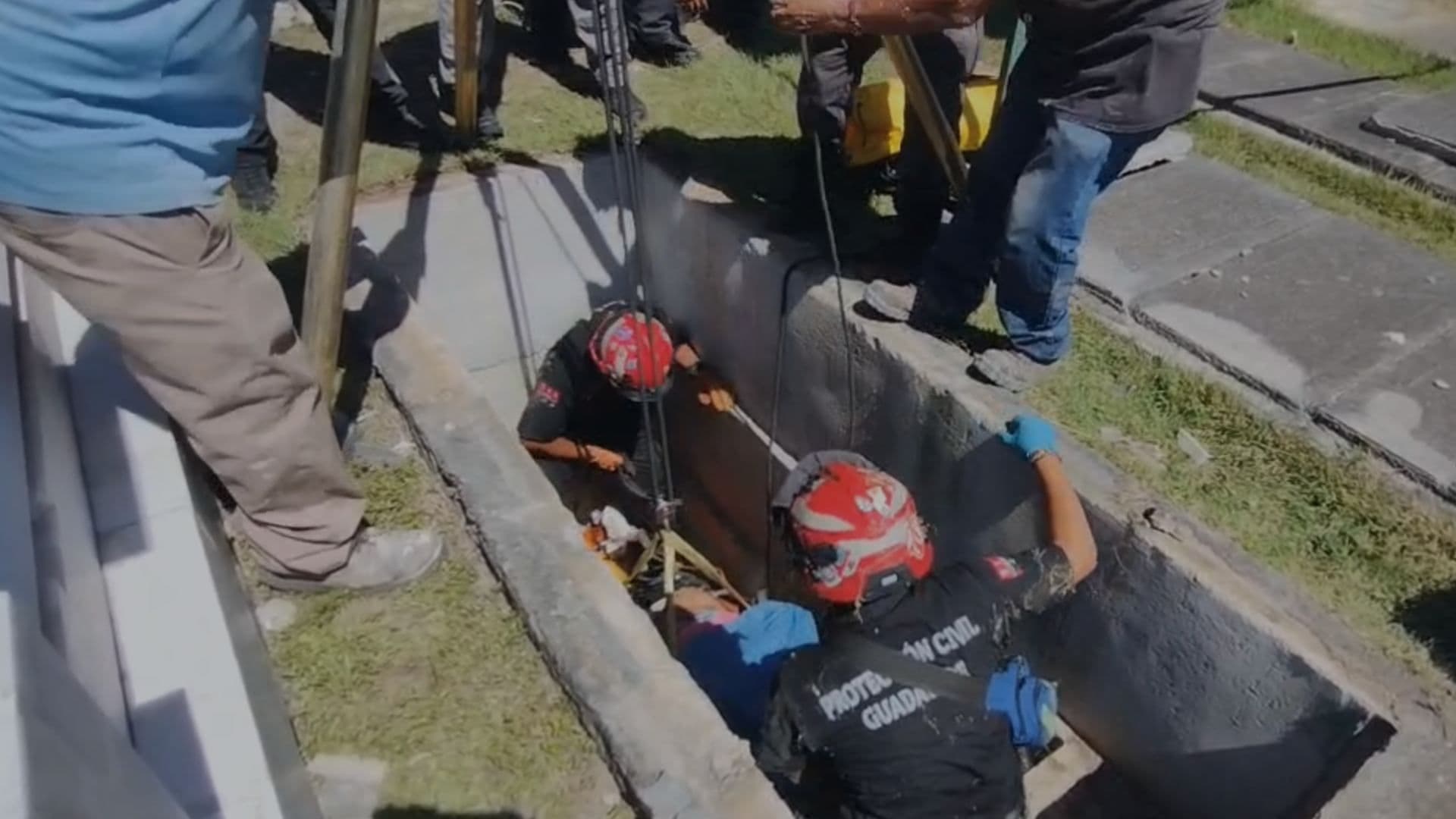 Autoridades rescataron a mujer de tumba en panteón de Guadalupe