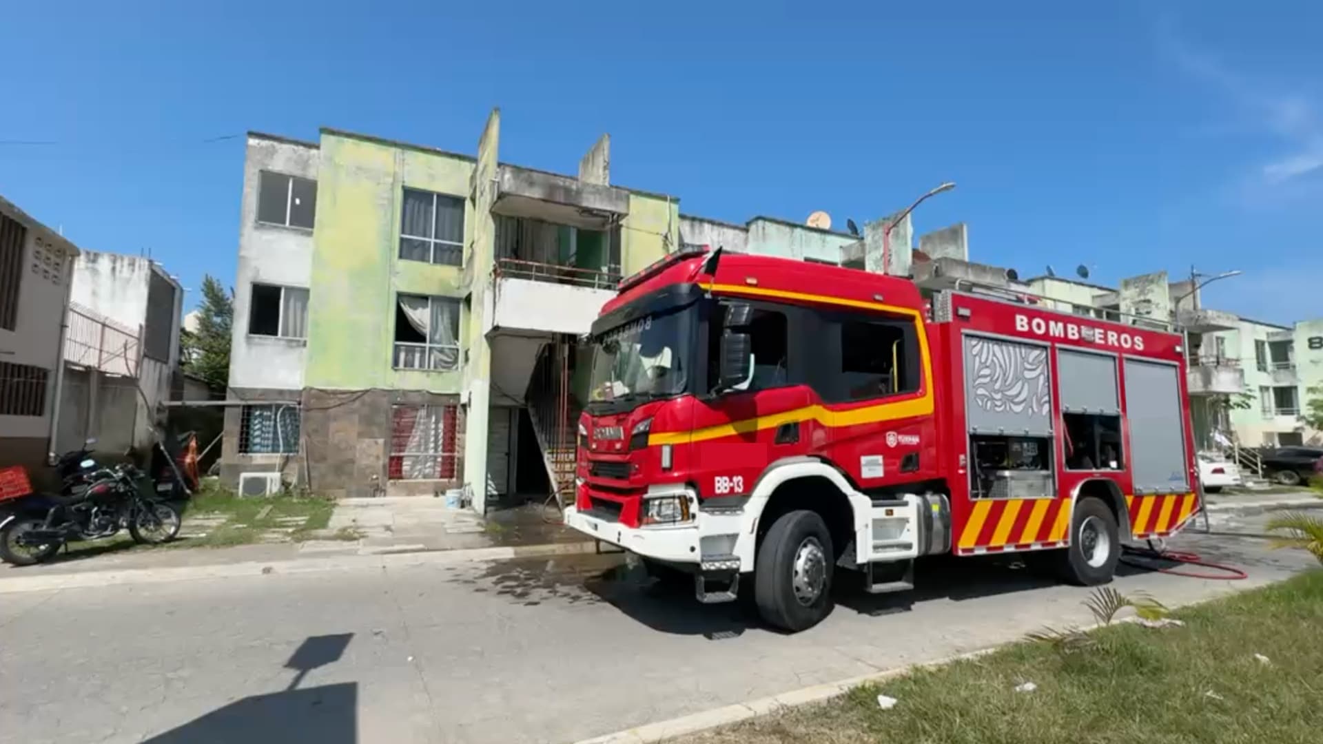 Mujer es Rescatada de Incendio Registrado en Condominio del Puerto de Tuxpan