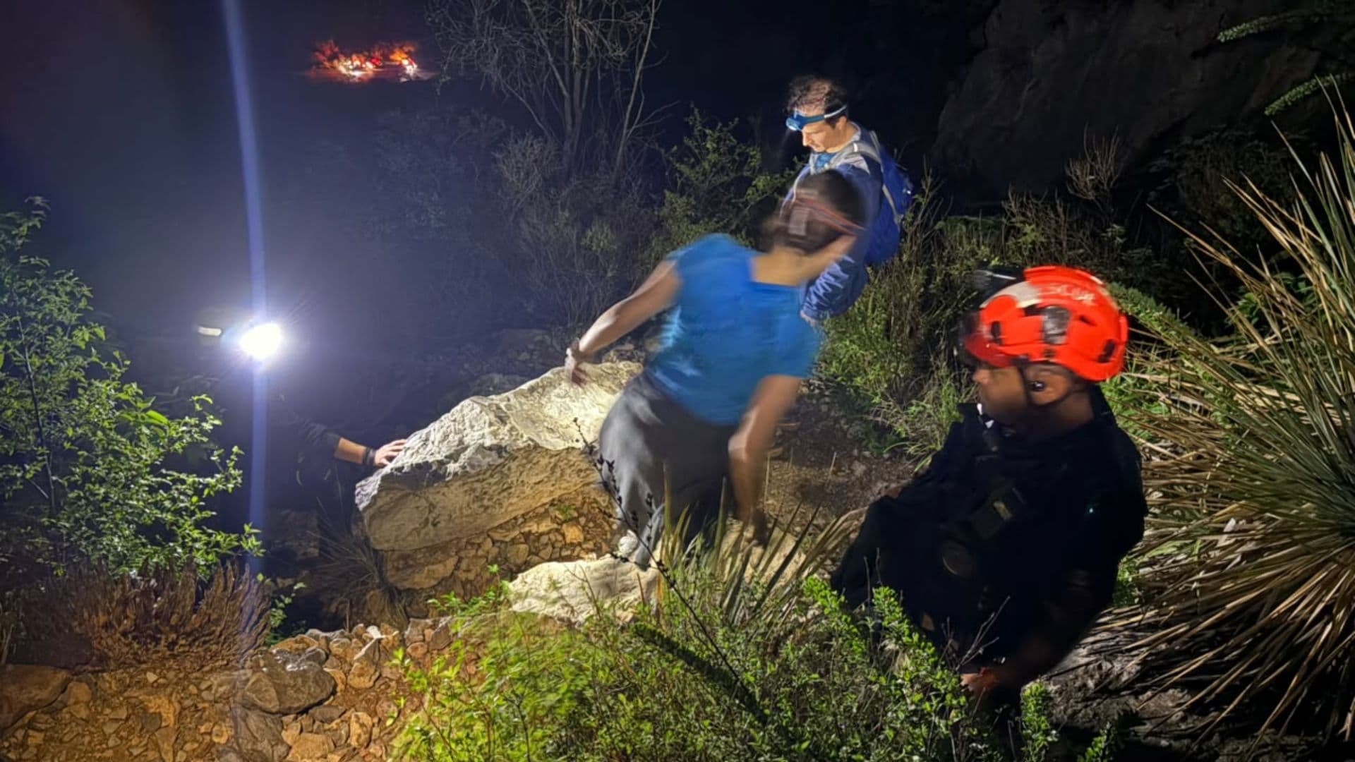 Rescatan a mujer extraviada en La Huasteca en Santa Catarina