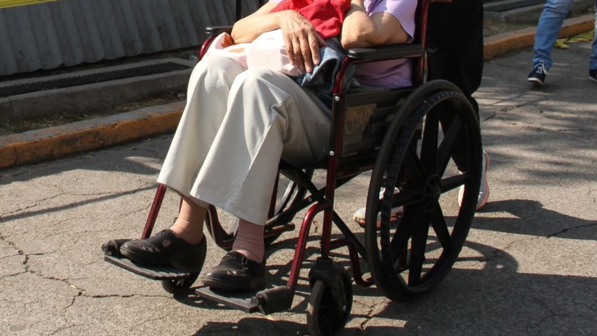 Detienen a Cuidadora por Golpear a Adulta Mayor en Silla de Ruedas en Calles de CDMX