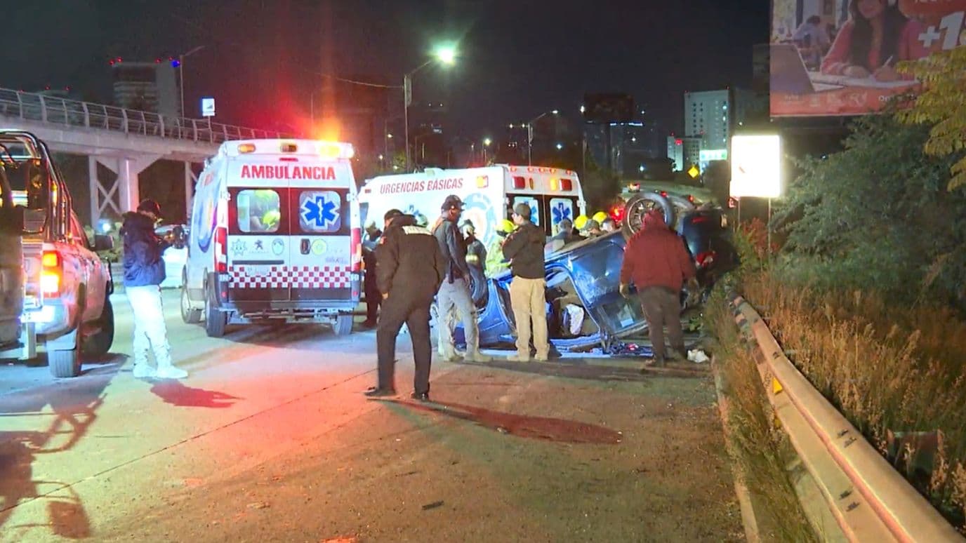 Un vehículo a exceso de velocidad terminó sobre su toldo.