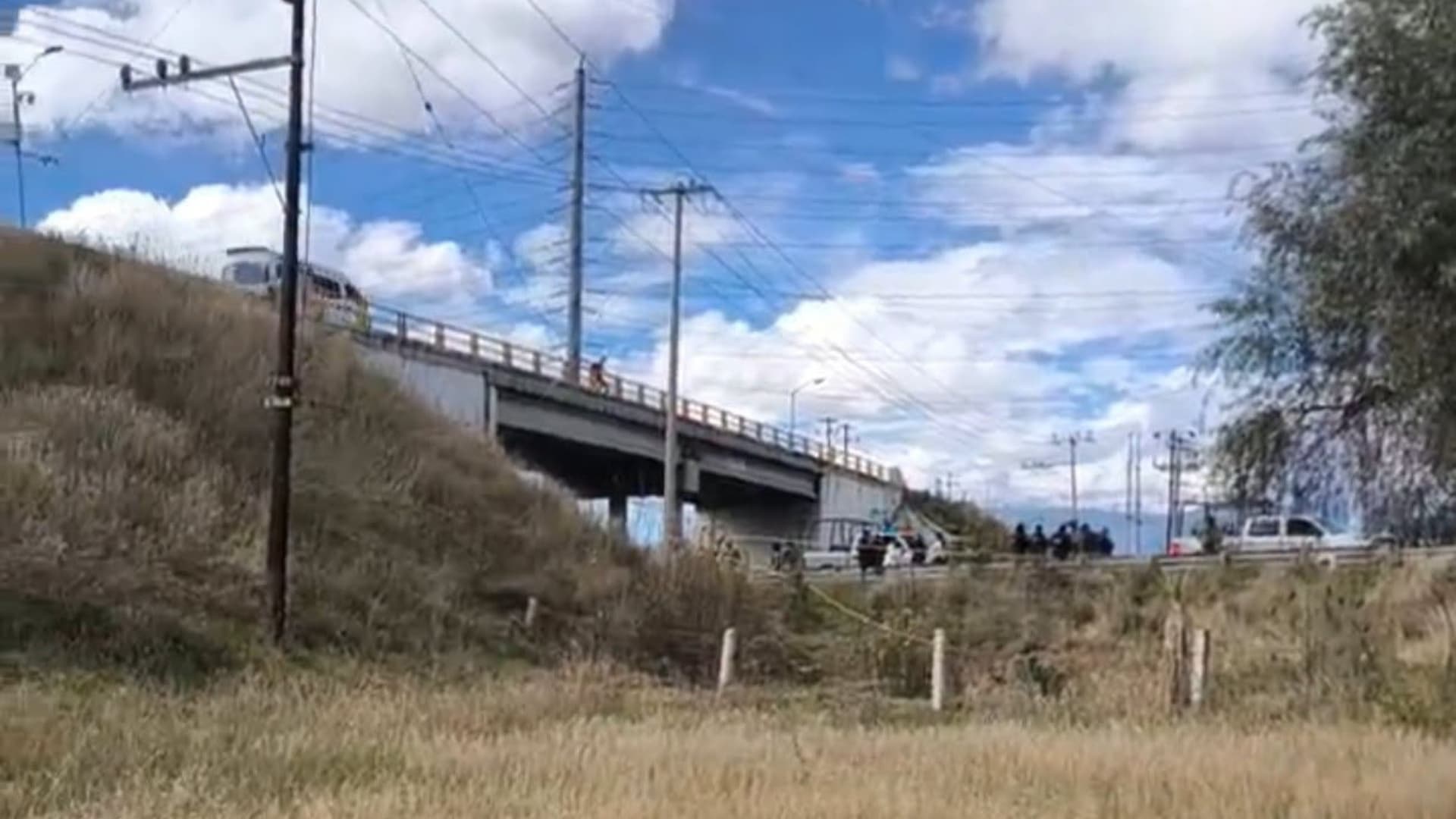 Abandonan a mujer sin vida en la autopista Arco Norte.