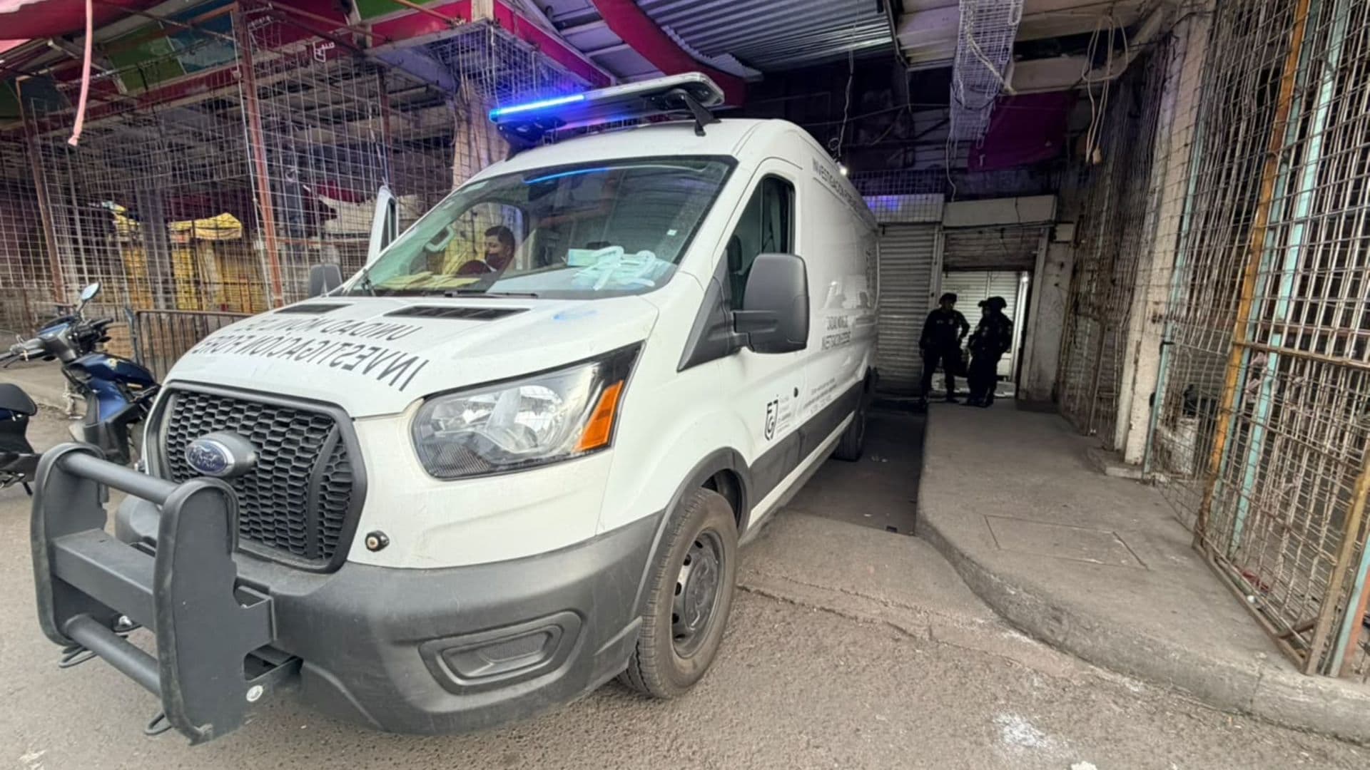 Servicios periciales de la Fiscalía CDMX laboran en la zona comercial de Tepito