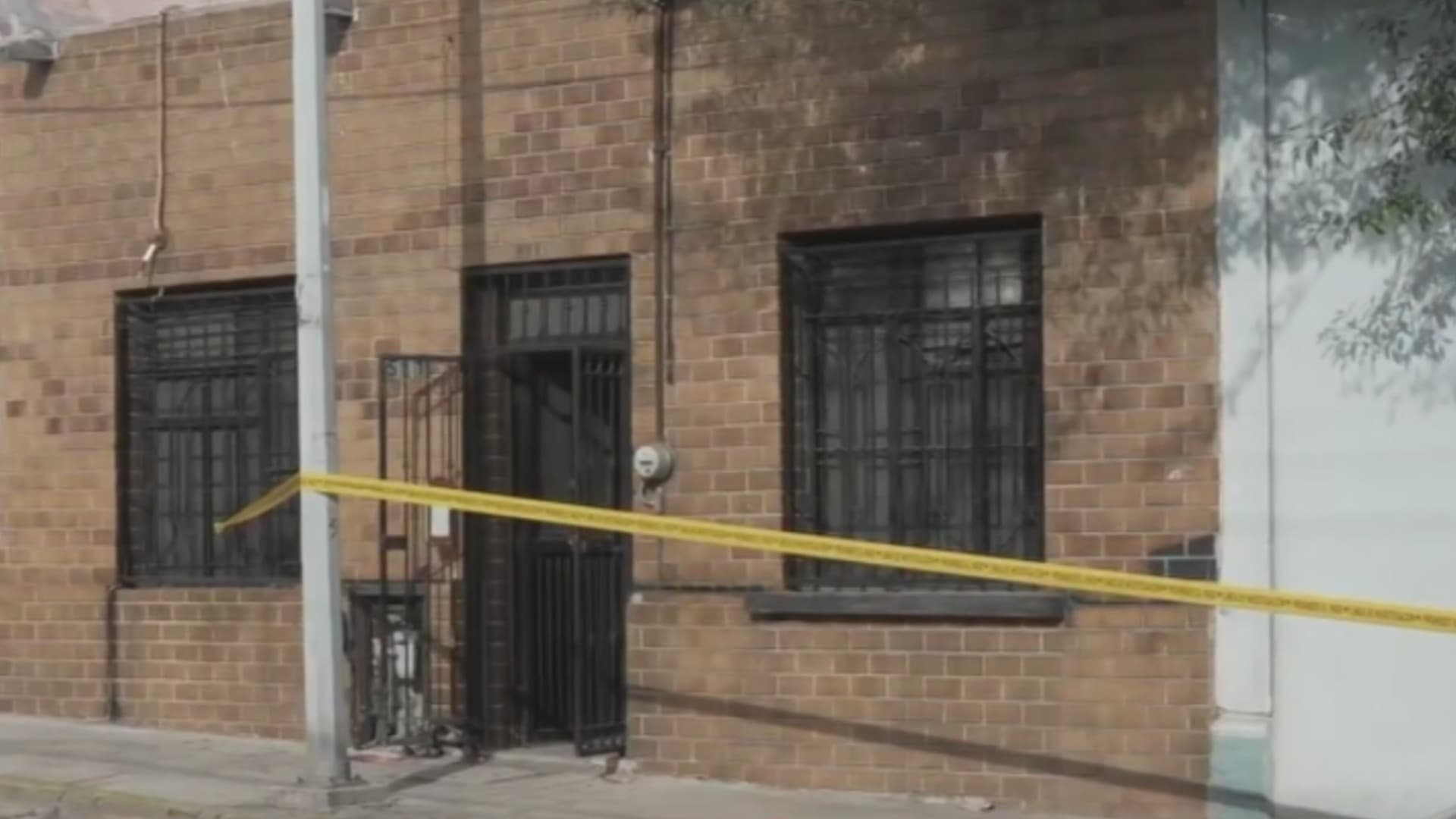 Acordonan casa por hallazgo de mujer sin vida en el patio