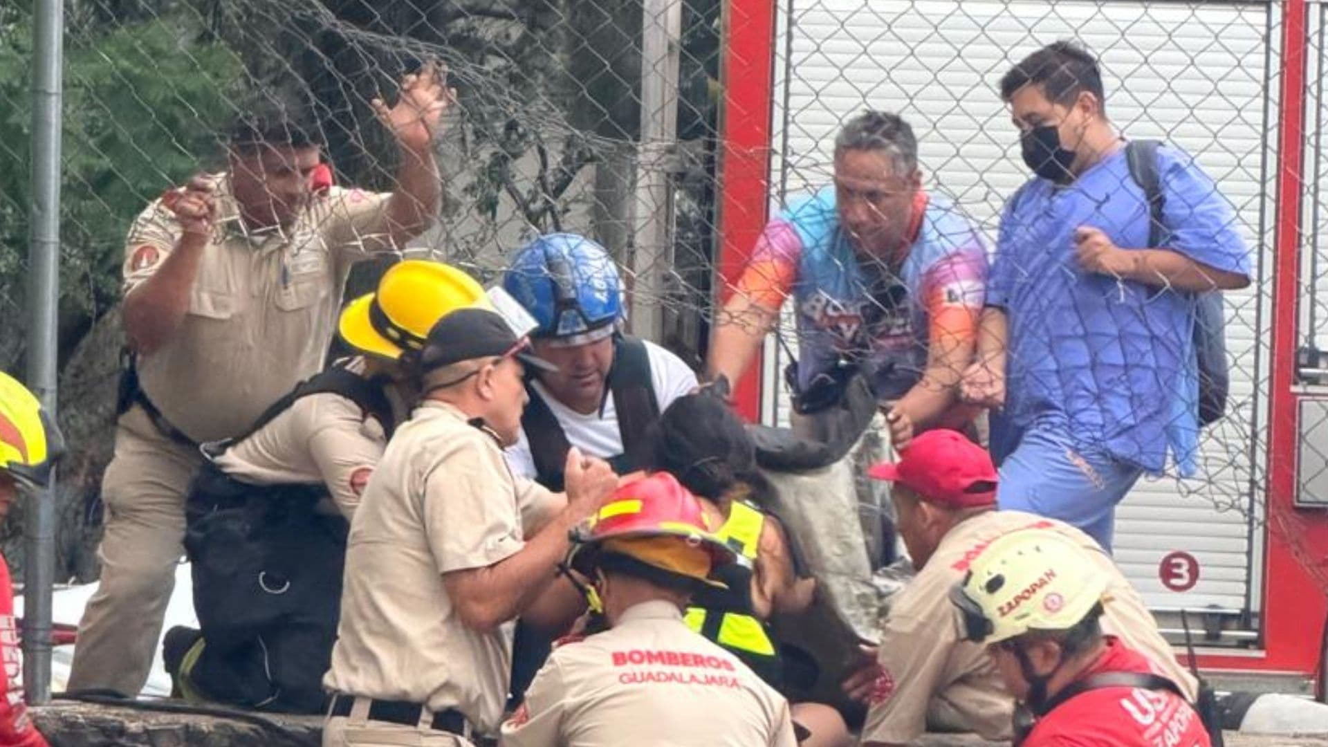 Rescatan a mujeres de cause de río que desemboca en vaso regulador del parque Ávila Camacho en Guadalajara