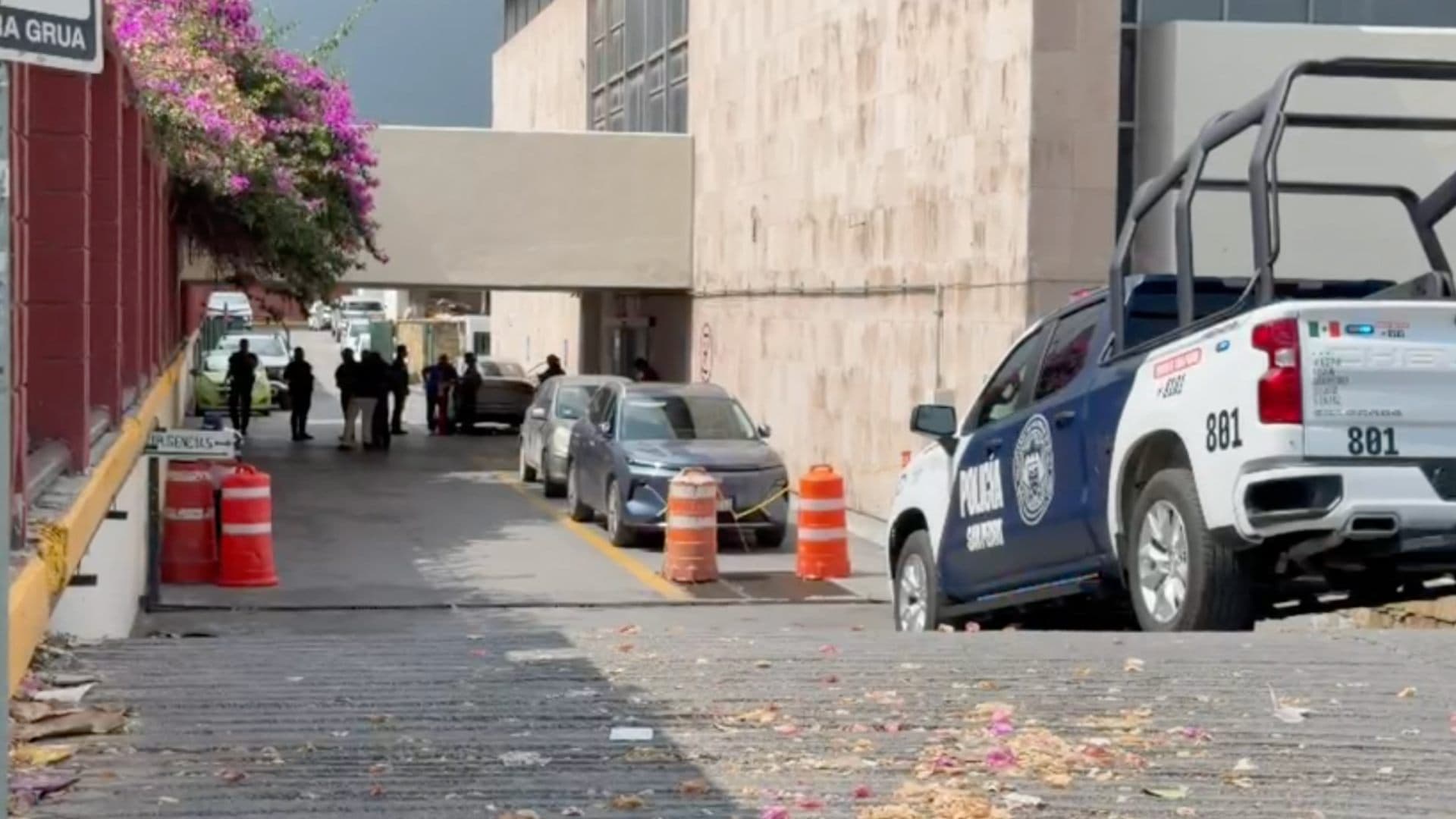 Policía de San Pedro en Clínica No.7 del IMSS