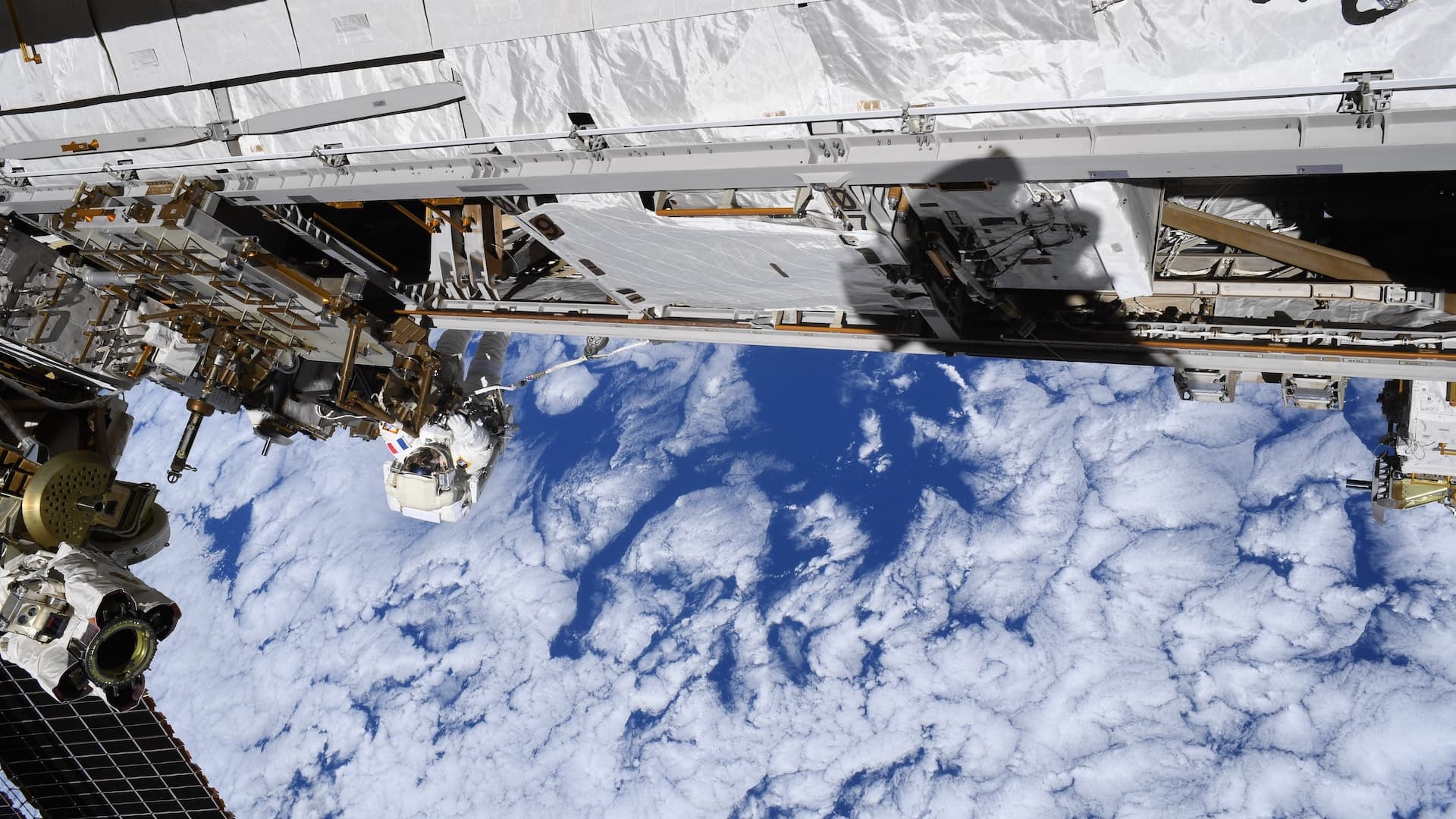 Mujer astronauta realiza caminata espacial en la EEI