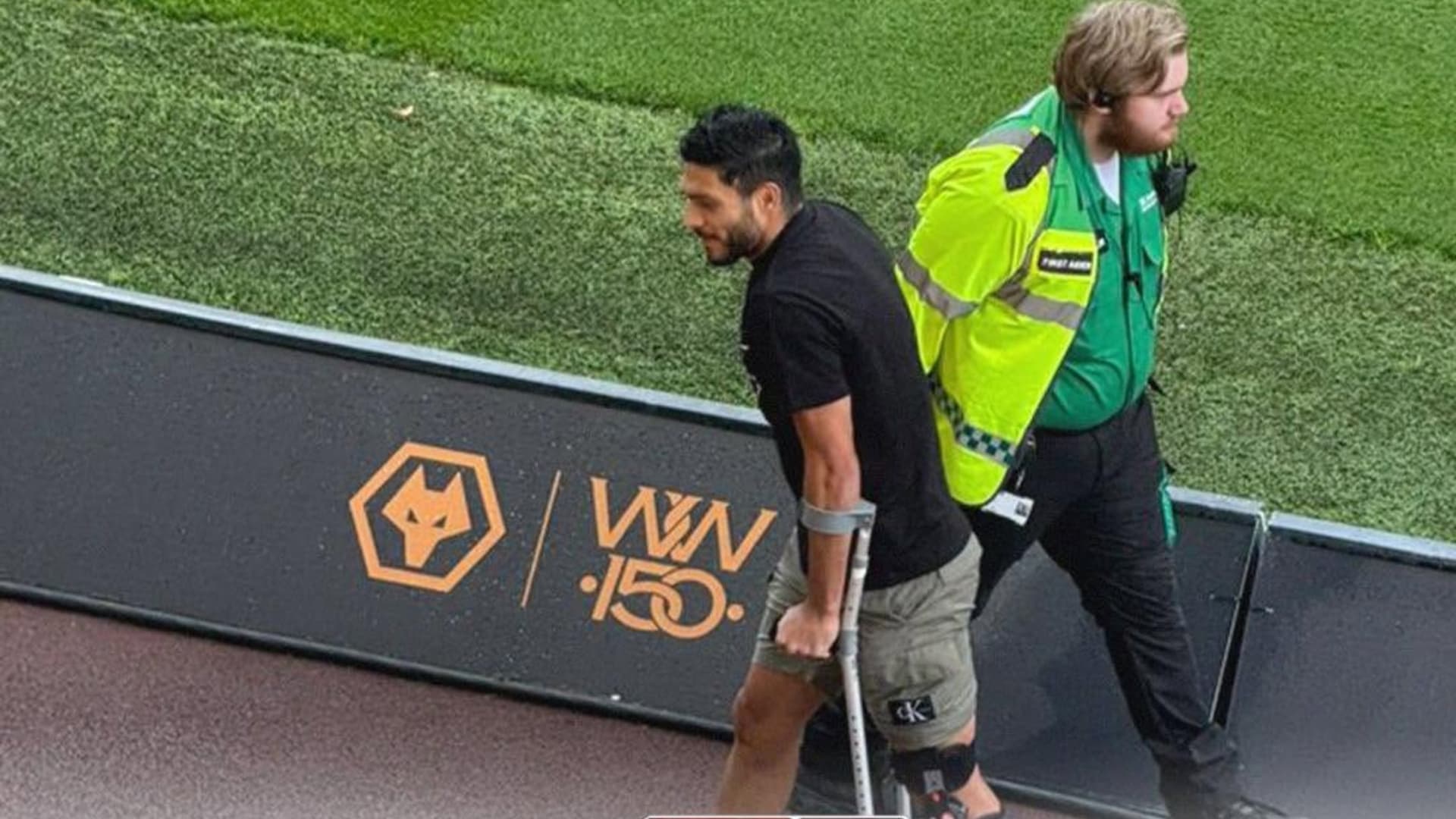 Raúl Jiménez Enciende las Alarmas al Aparecer en Muletas en Partido de Wolverhampton