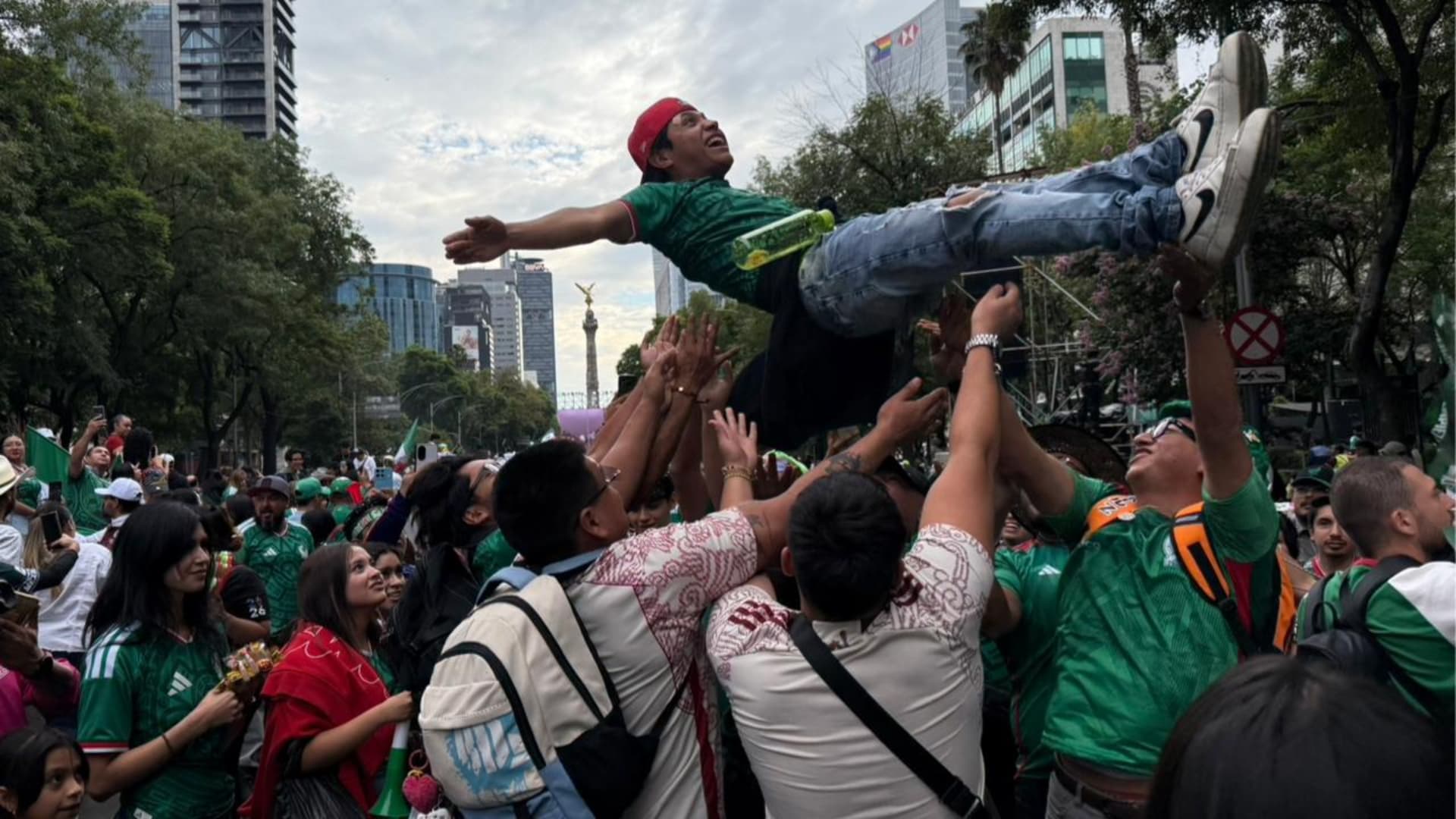 Aficionados acuden al Ángel de la Independencia a celebrar