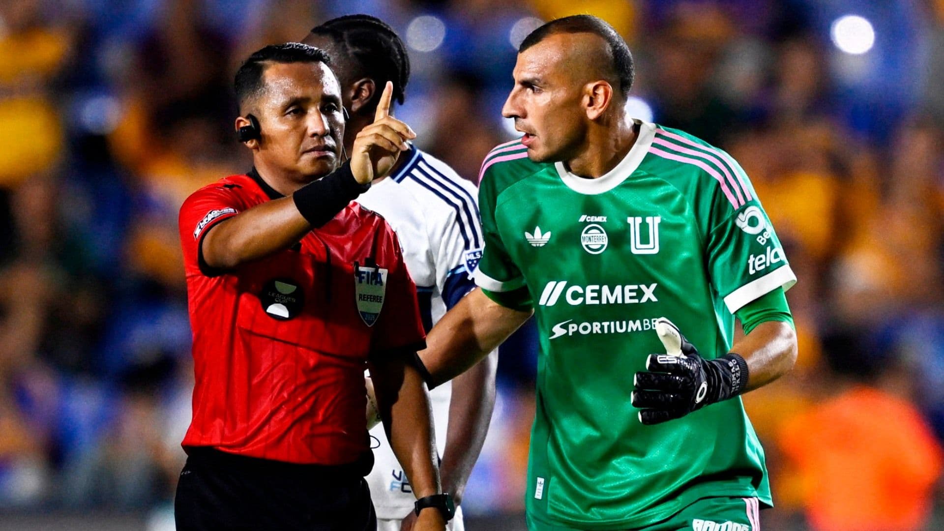 Nahuel Guzmán, portero de Tigres, le reclama al árbitro Iván Barton porque le mostró tarjeta roja