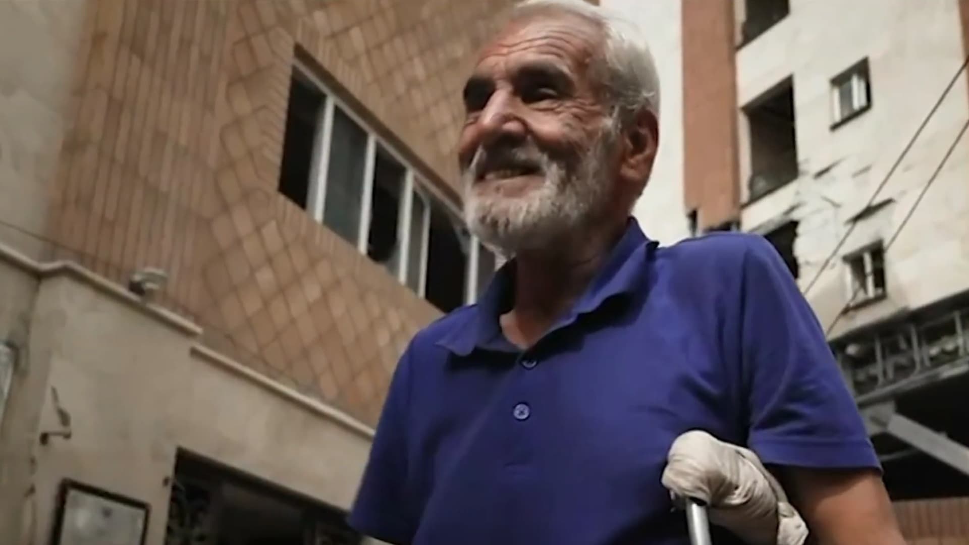 Najafi usa una muleta porque cuando bombardearon las instalaciones de la Policía, se fracturó una pierna