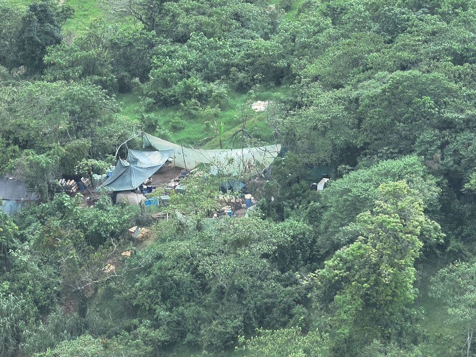 Revelan imágenes del presunto narcolaboratorio de Tlacotepec.