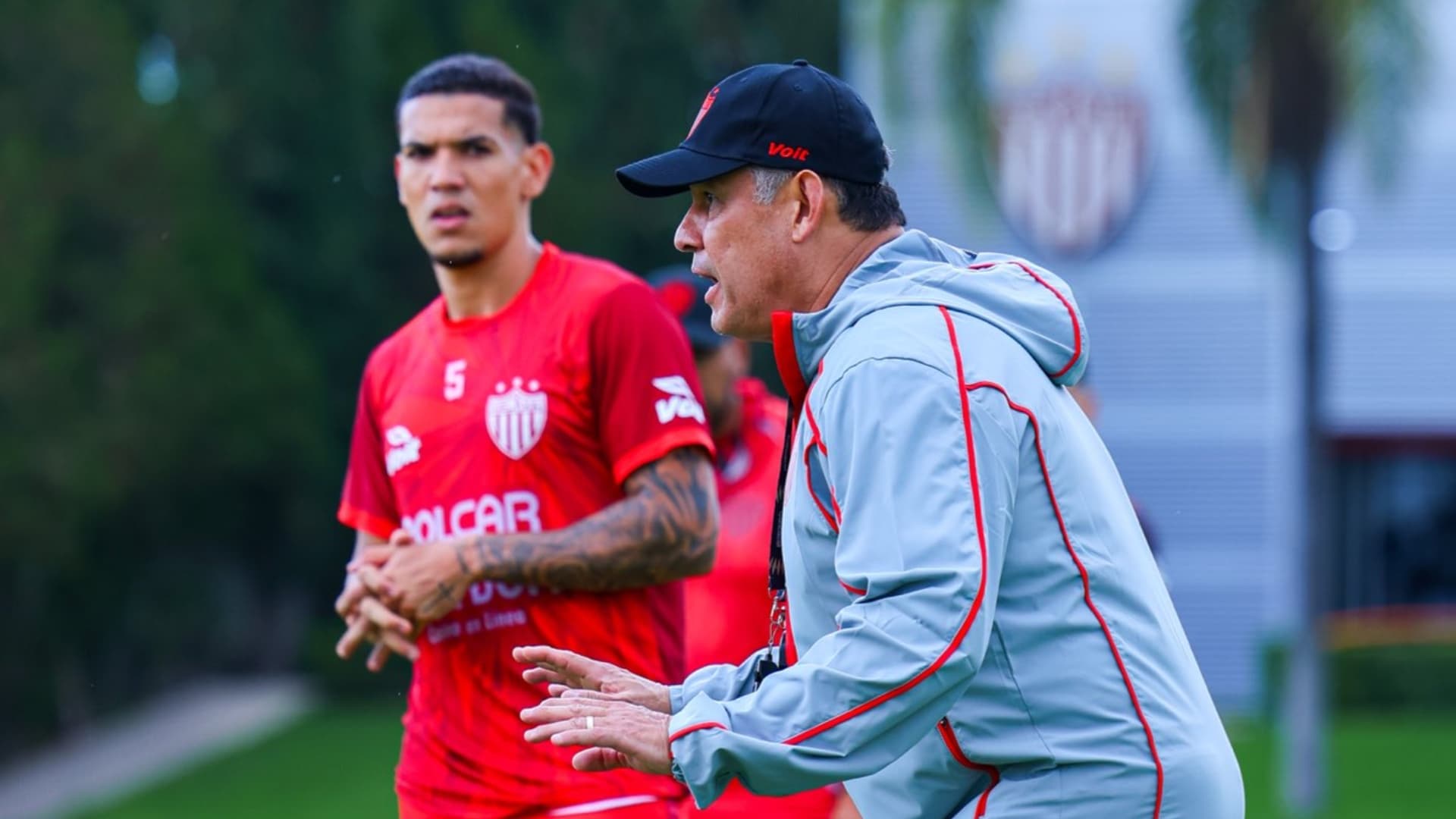 El estratega Juan Reynoso se puso a trabajar de inmediato con los futbolistas.