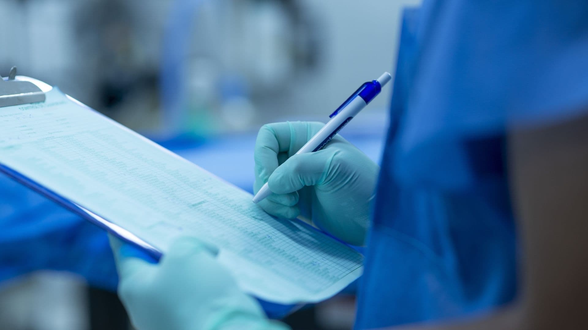 Médico tomando notas.