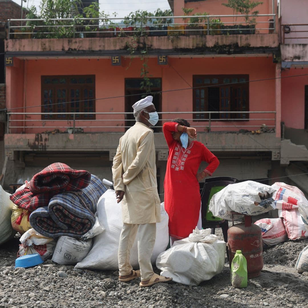 Una pareja recoge sus pertenencias tras la riada que azotó la frontera entre Nepal y China