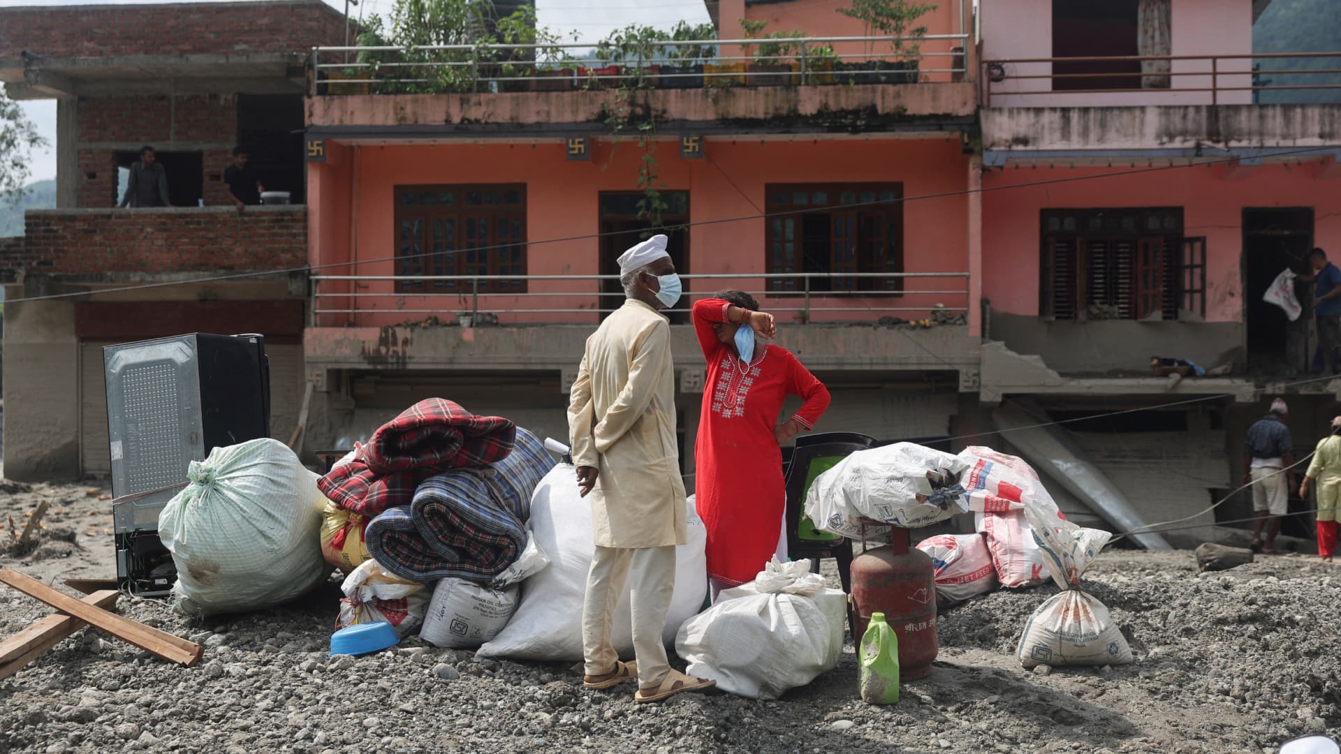 Una pareja recoge sus pertenencias tras la riada que azotó la frontera entre Nepal y China