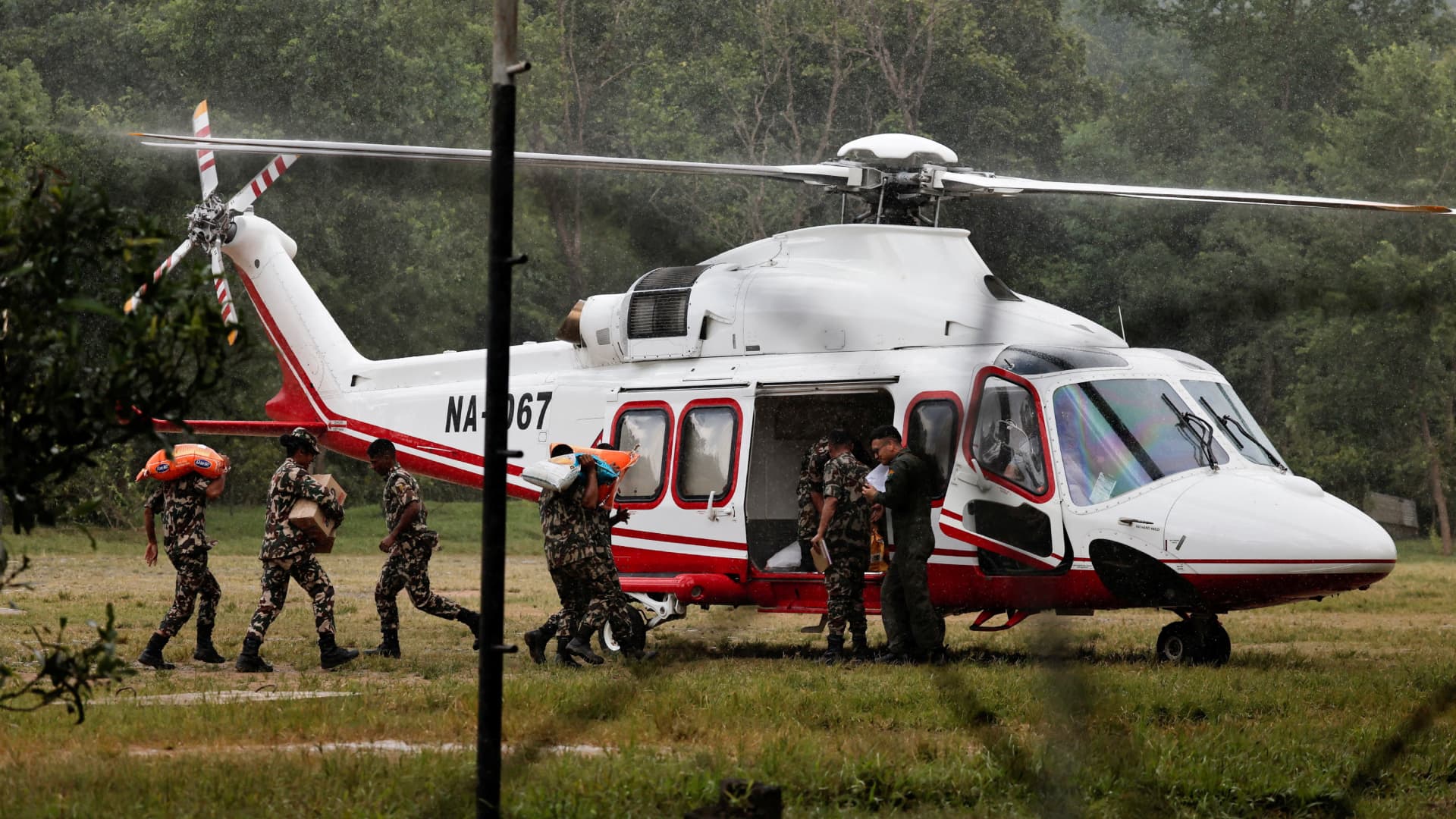 Elementos del ejército de Nepal ayudan en la tragedia provocada por una riada