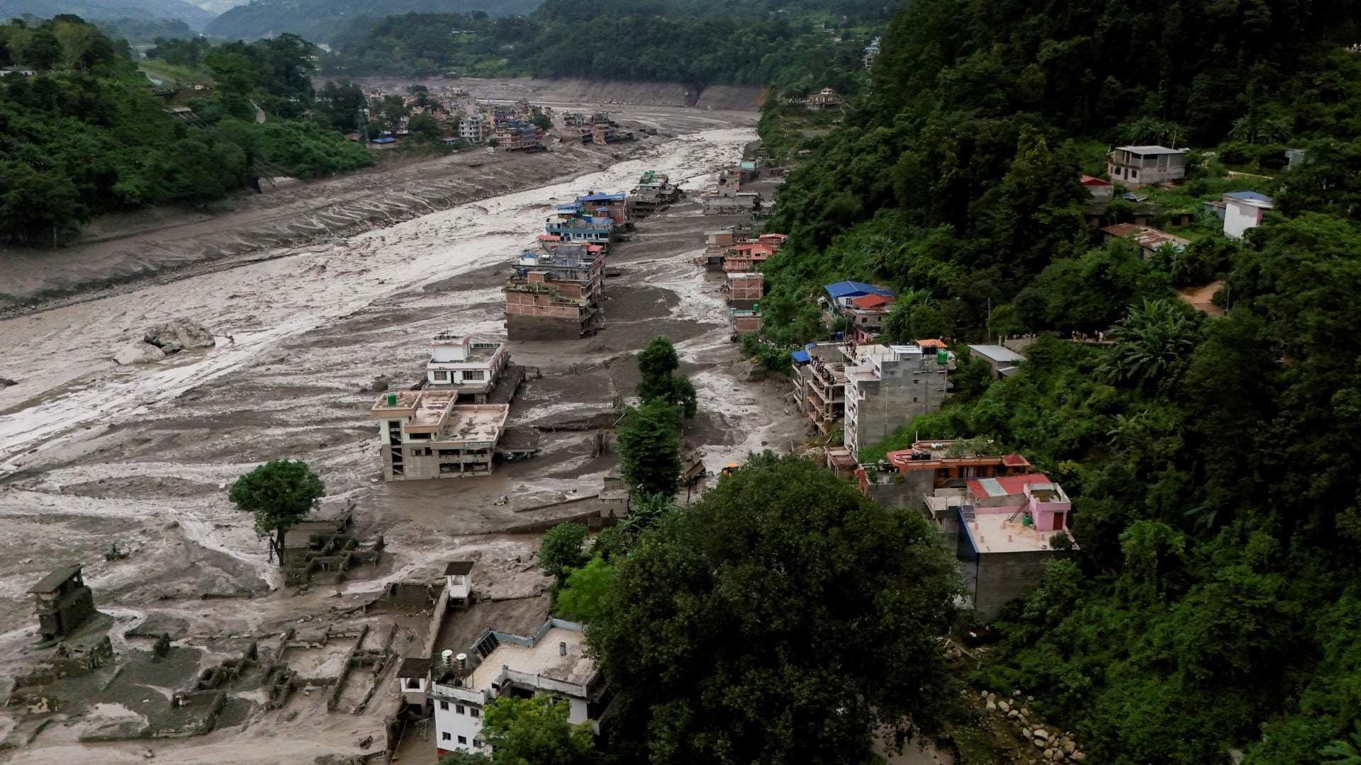 Vista aérea de propiedades cubiertas de barro tras inundación repentina en Trishuli, Nepal. Foto: Reuters