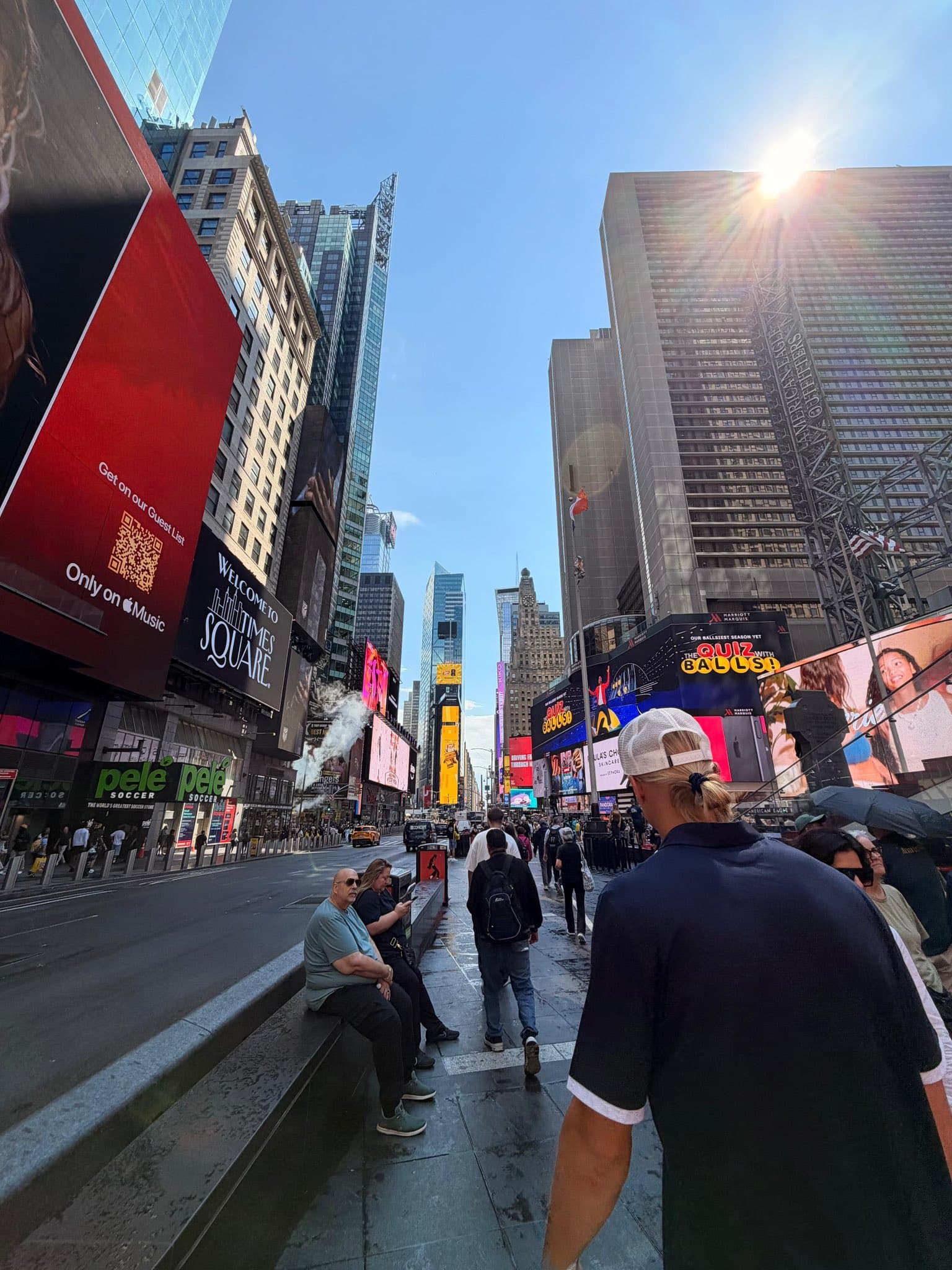 "Ayuda a Disimular el Pelo": Haaland Pasa Desapercibido en Paseo en NY