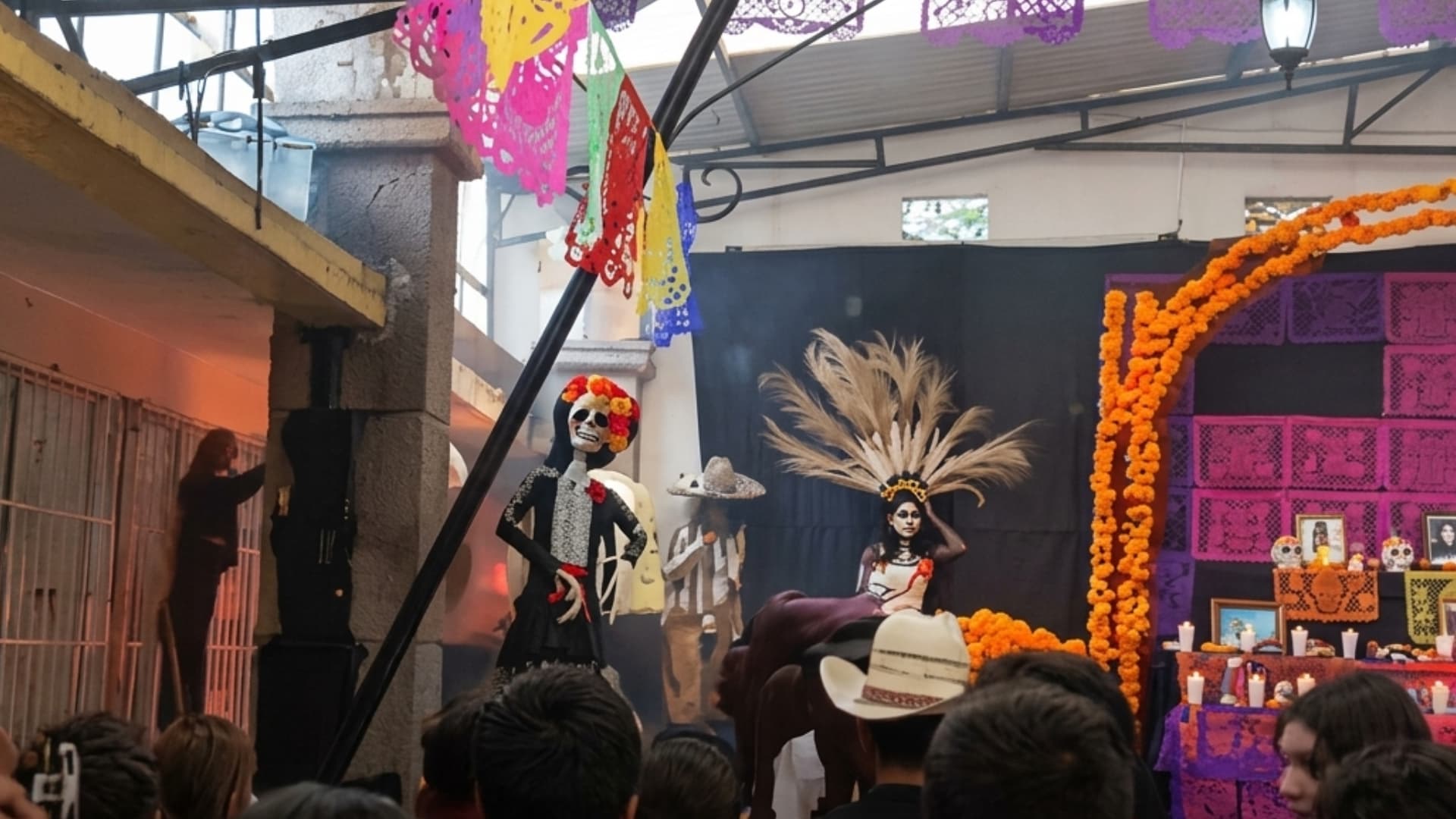 Menor de Edad Sufre Quemaduras al Incendiarse su Disfraz durante Festival de Día de Muertos
