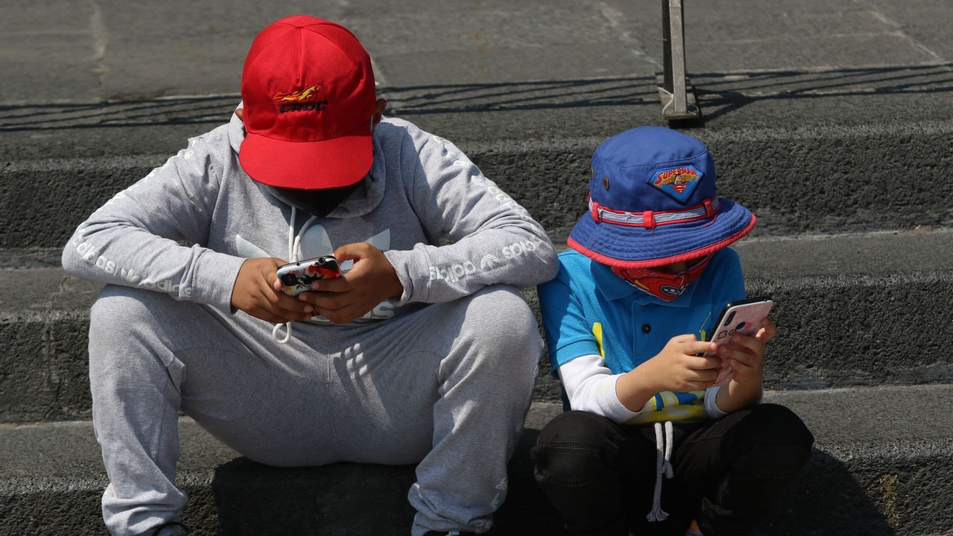 Niños usando celulares