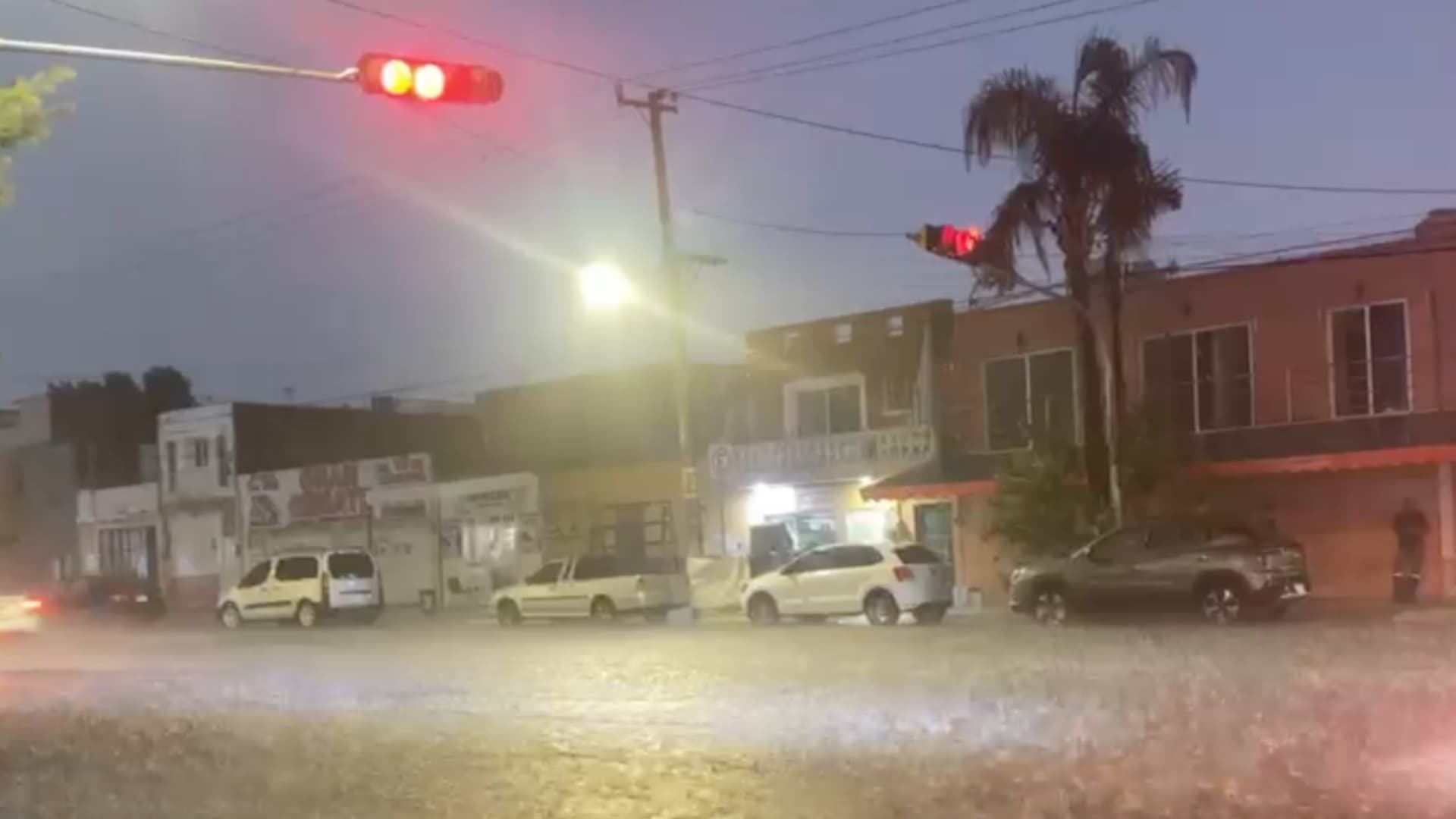 Avenidas Afectadas por Lluvia en Guadalajara; Hay Autos Varados