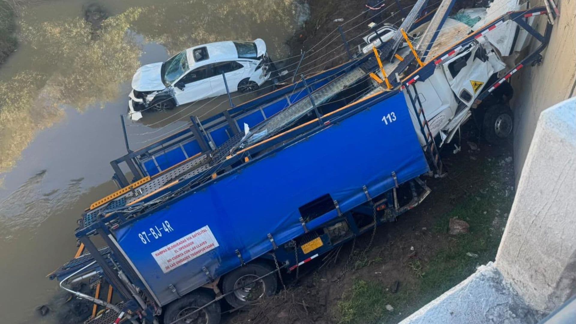 Nodriza cae a un barranco en el Libramiento Apizaco-Huamantla.