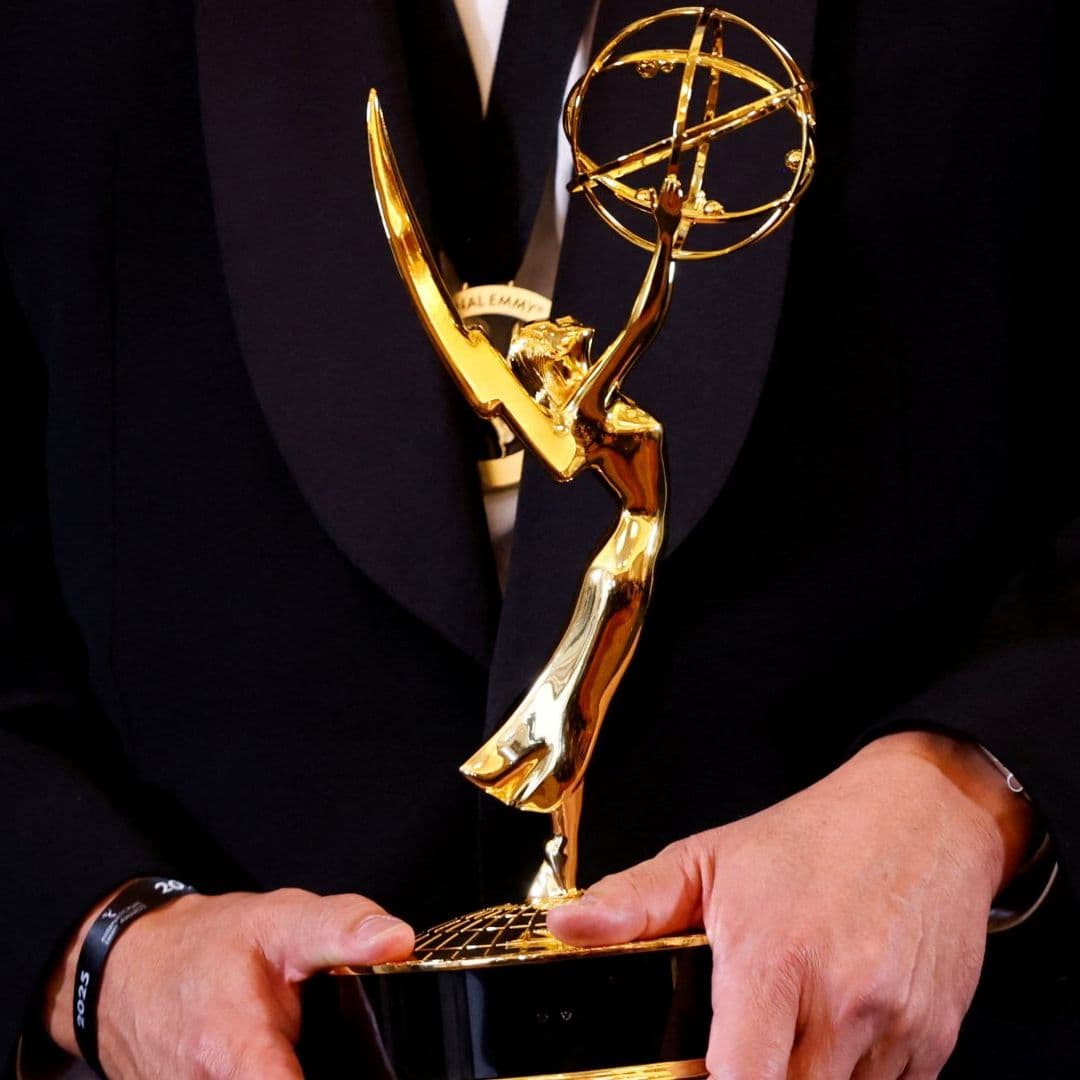 Kenichi Matsumiya posa con el premio a la Mejor Programación Artística en los Premios Emmy de 2025. Foto: Reuters | Archivo