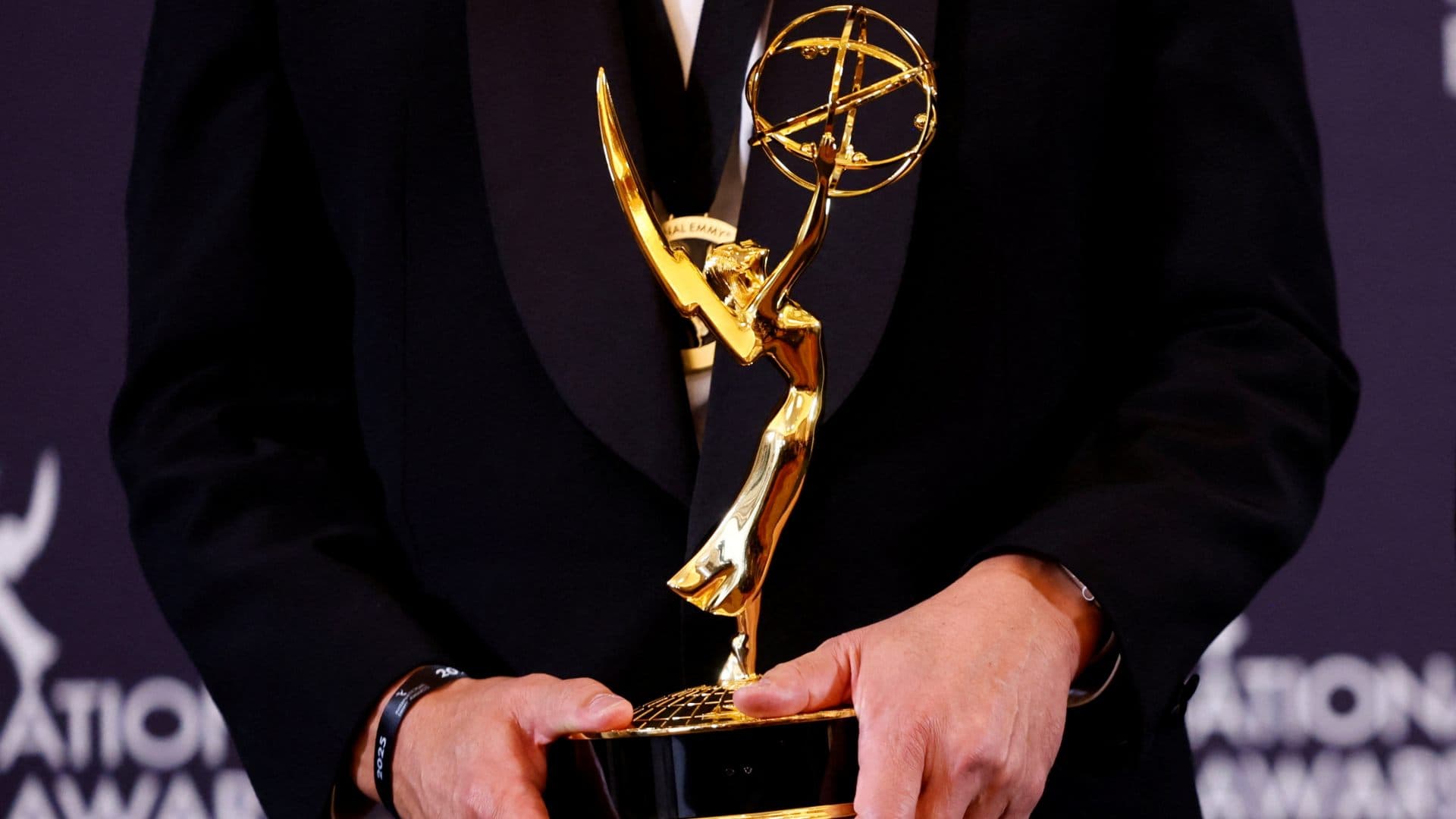Kenichi Matsumiya posa con el premio a la Mejor Programación Artística en los Premios Emmy de 2025. Foto: Reuters | Archivo