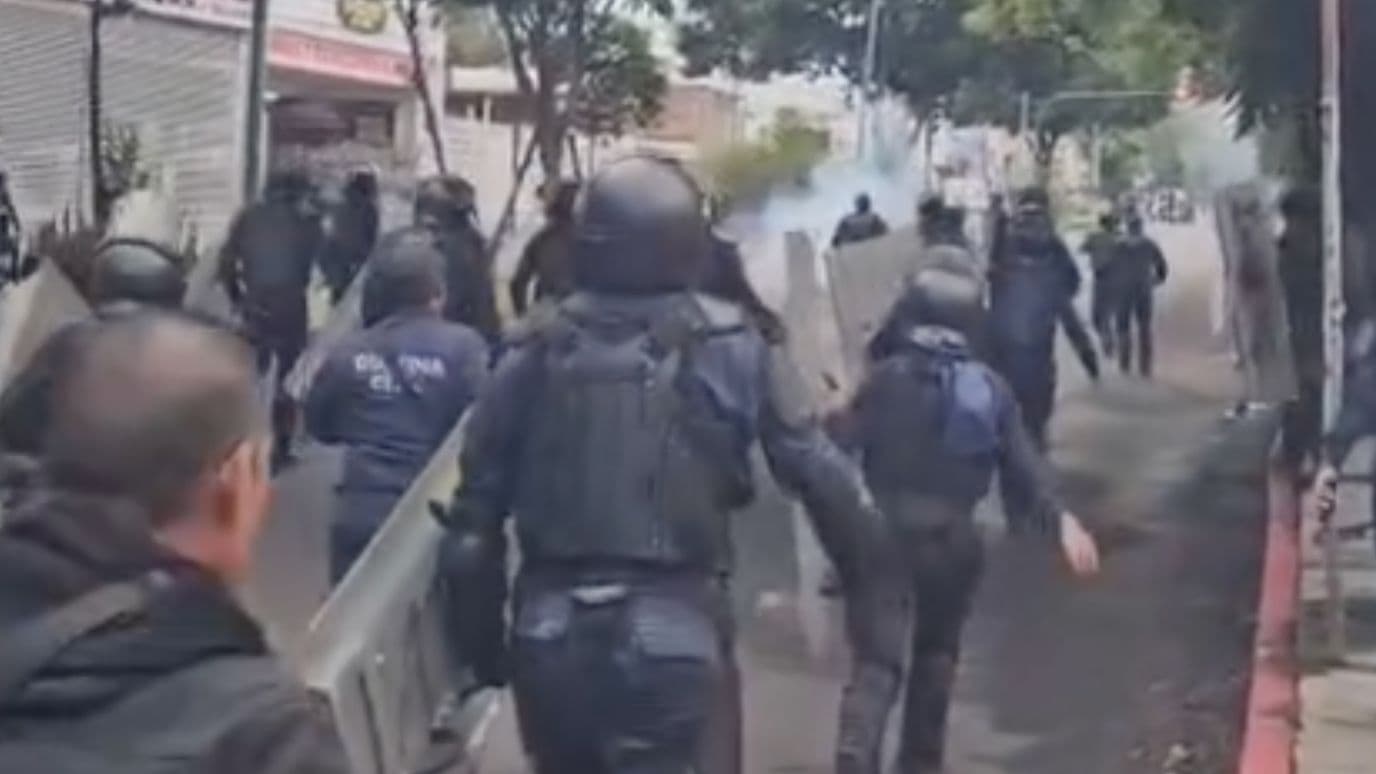 Policías durante la manifestación de normalistas en Morelia, Michoacán