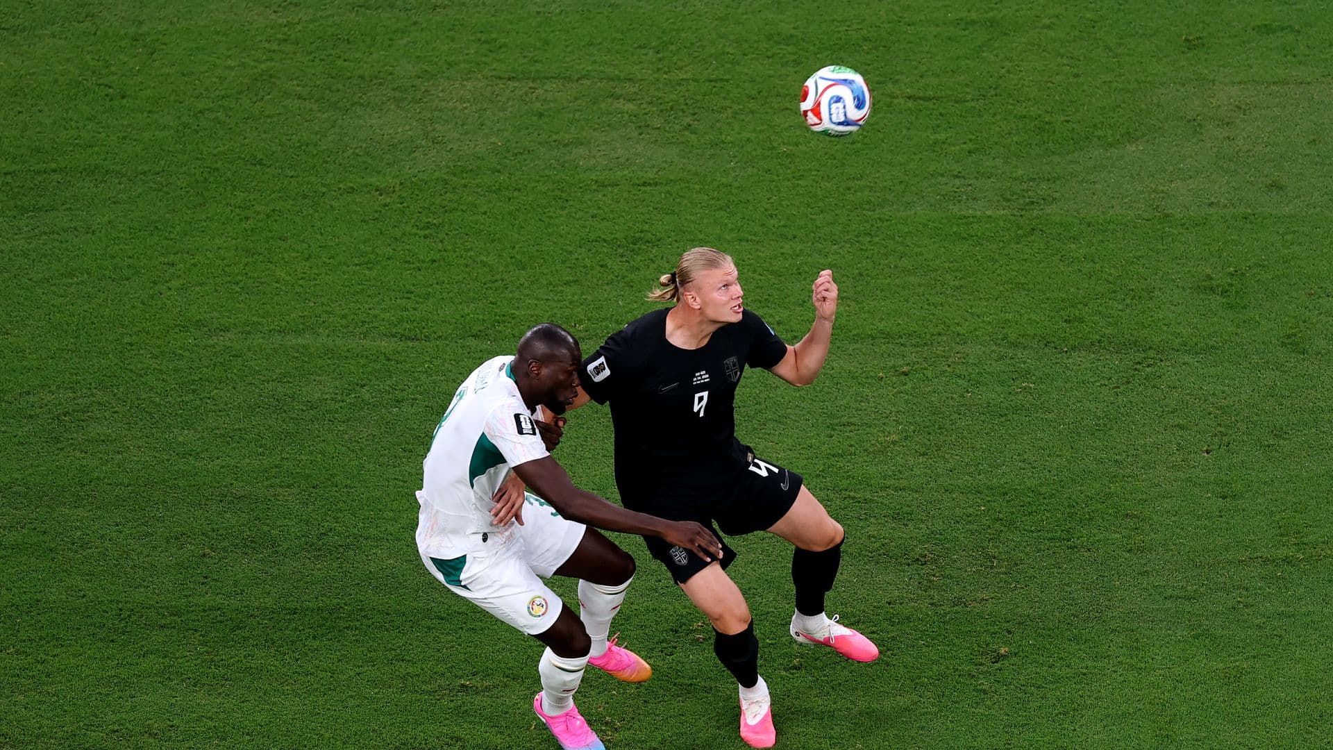 Erling Haaland y Kalidou Koulibaly durante el Noruega vs Senegal del Mundial 2026