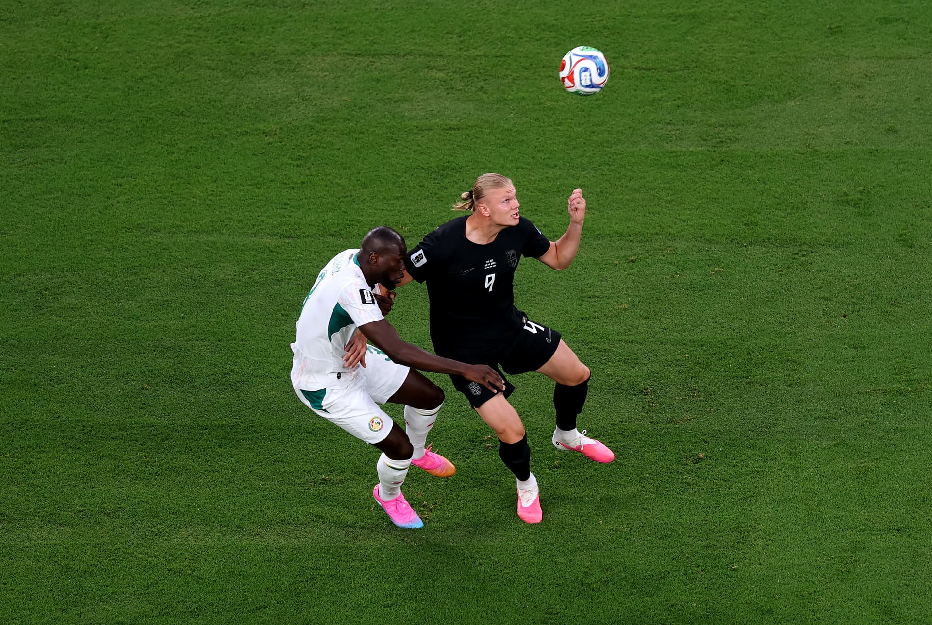 Erling Haaland y Kalidou Koulibaly durante el Noruega vs Senegal del Mundial 2026