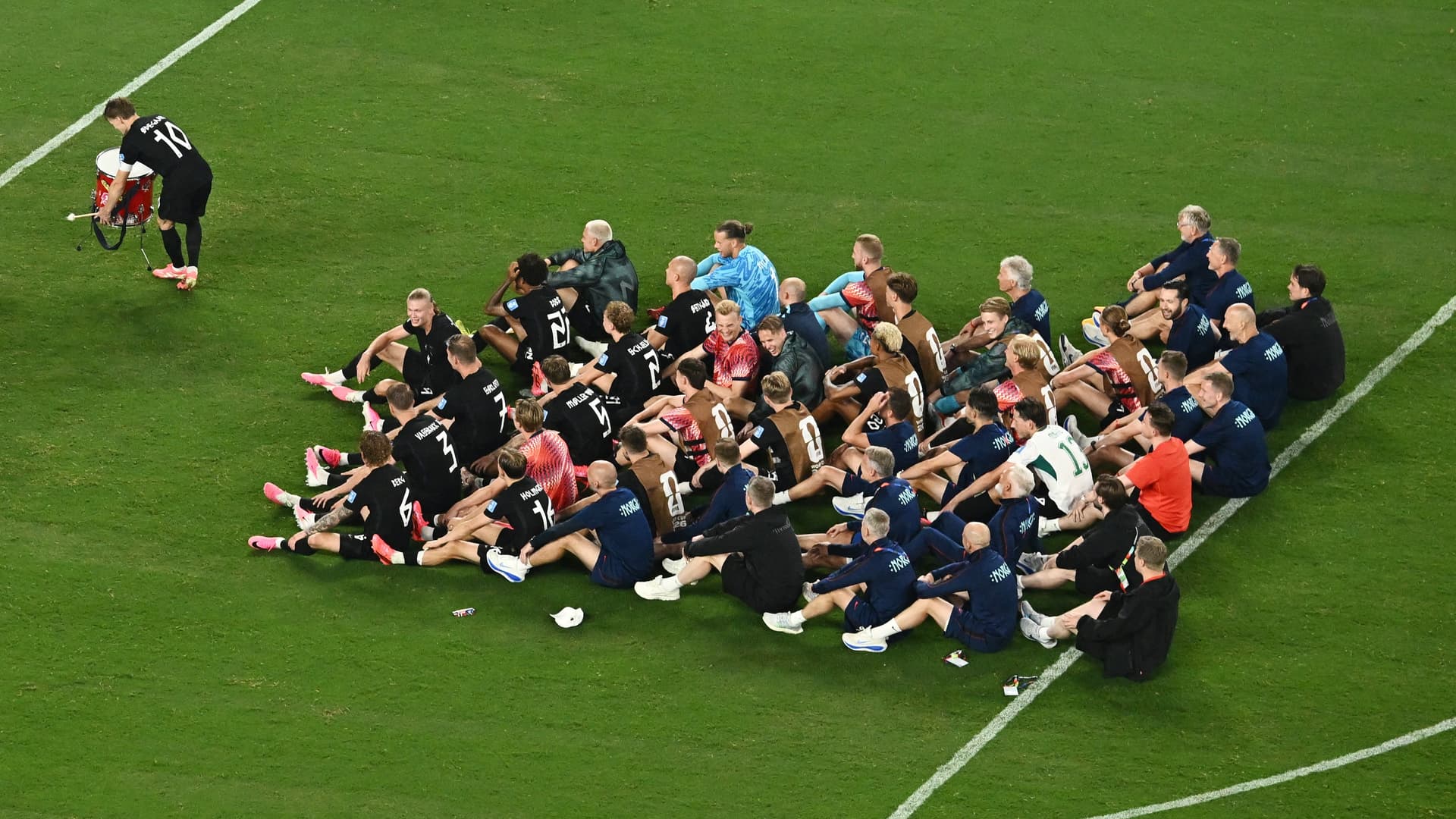 La fila vikinga de Noruega tras la victoria contra Senegal