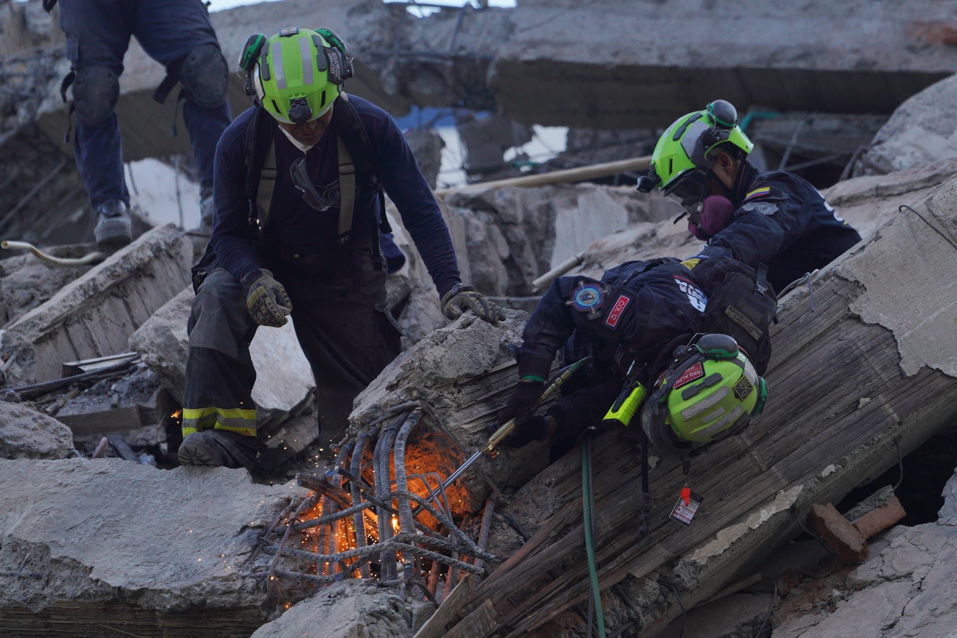 Equipos de rescate trabajan en busca de sobrevivientes en Cali luego del temblor en Colombia del 10 de agosto 2026.