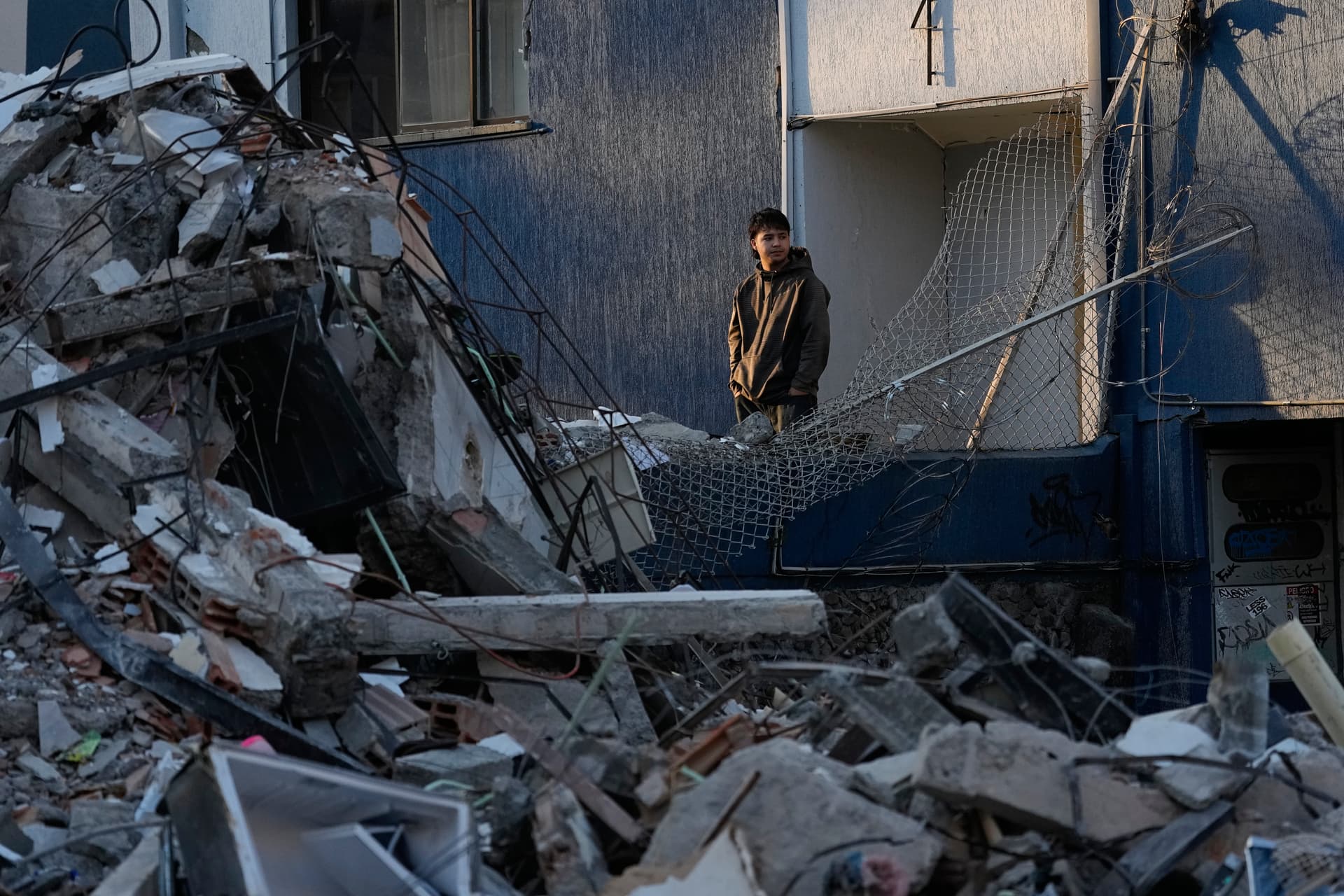 Un habitante de Pereira observa los daños por el temblor en Colombia del 10 de agosto 2026.