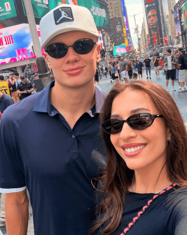 "Ayuda a Disimular el Pelo": Haaland Pasa Desapercibido en Paseo en NY