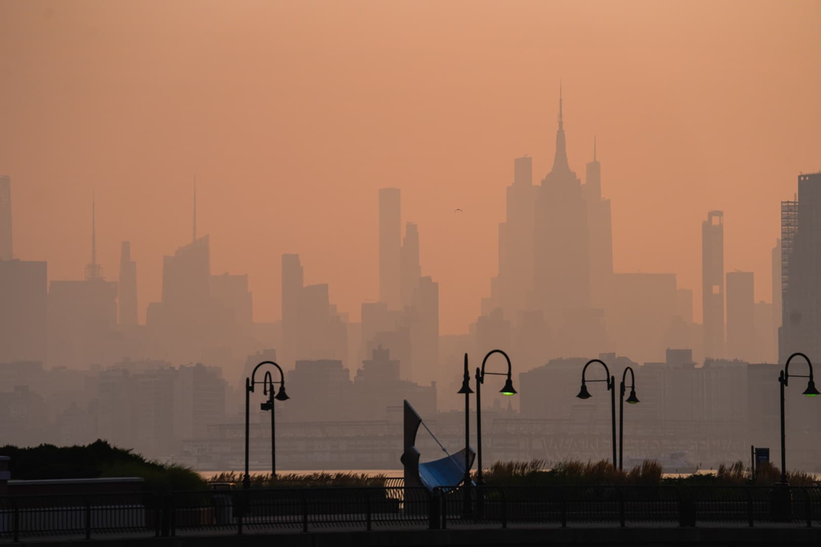 Humo de incendios reduce la visibilidad del horizonte de Nueva York