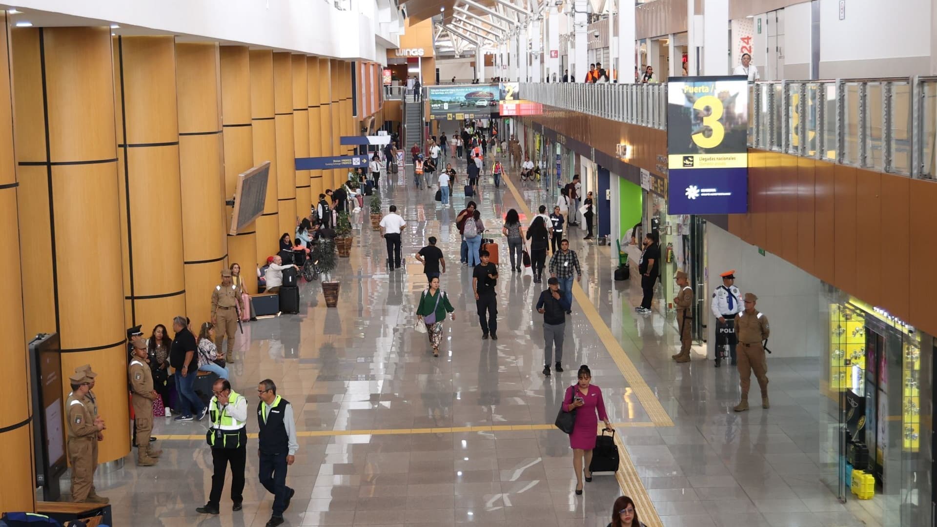 Pasajeros en el AICM