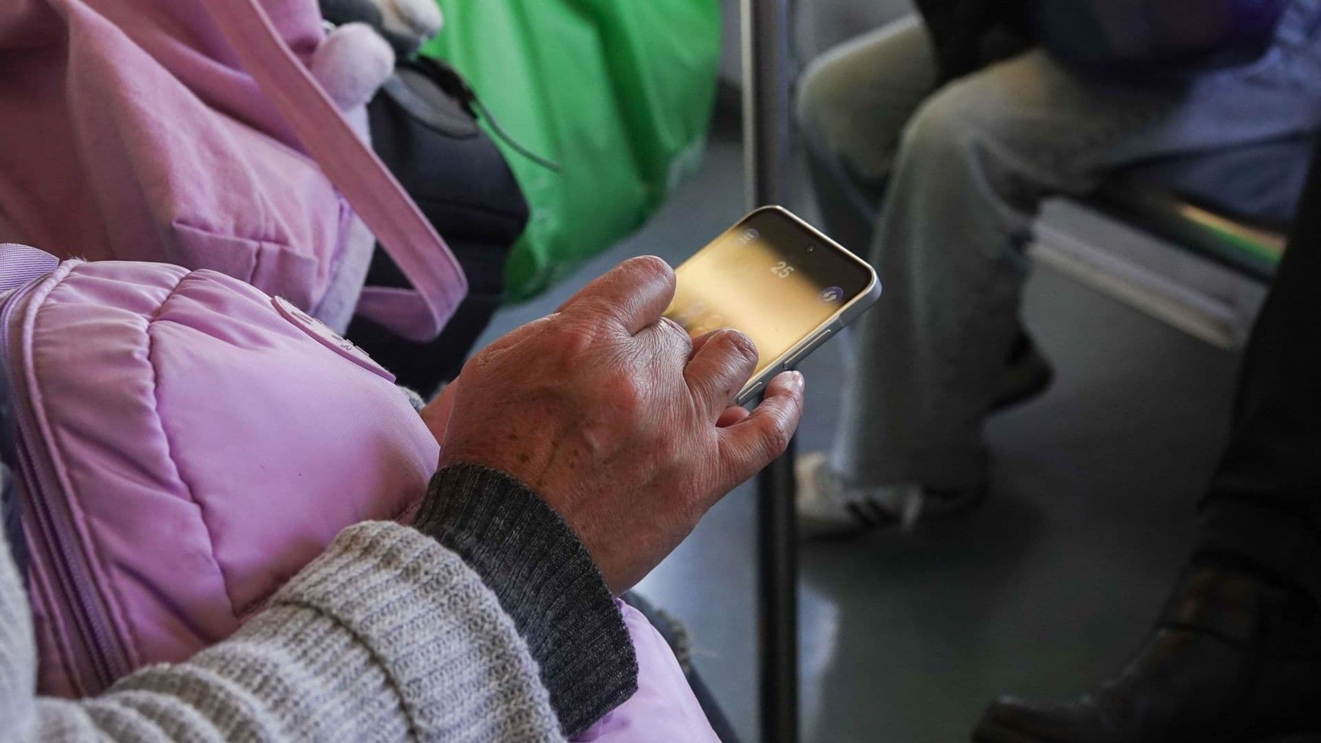 Persona utiliza teléfono celular