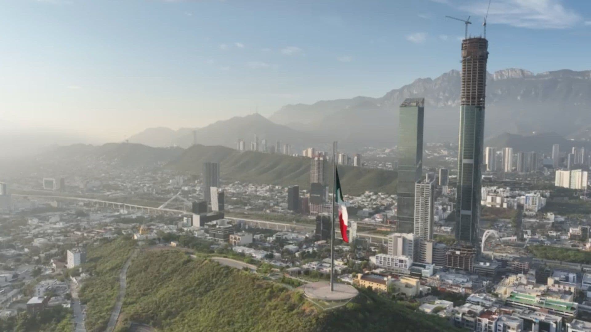 Bandera de México en el Obispado en Monterrey