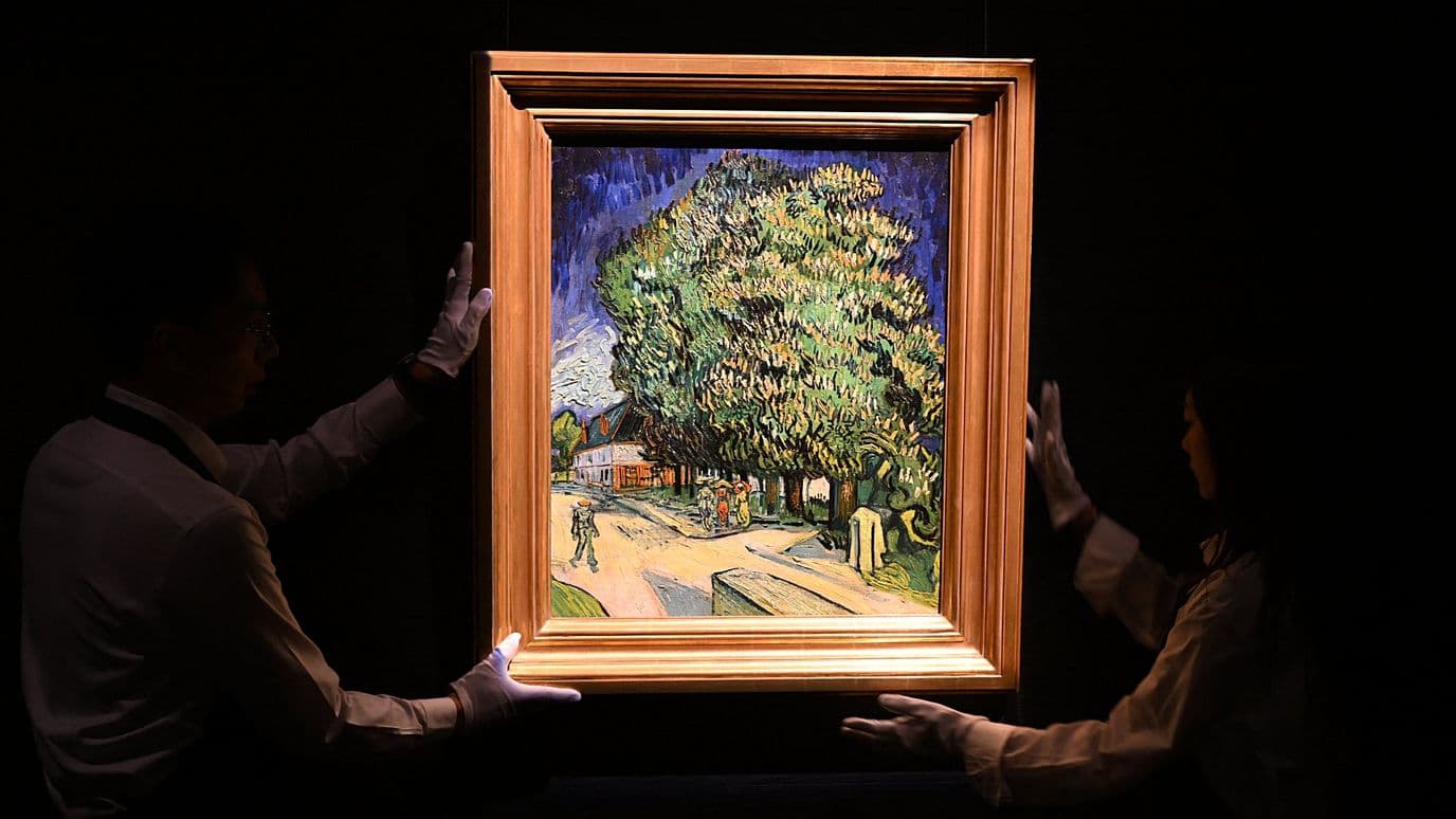 La obra de Vincent van Gogh "Castaños en flor" se exhibe en Hong Kong en la primera aparición pública de la pintura en seis décadas. Foto: AFP